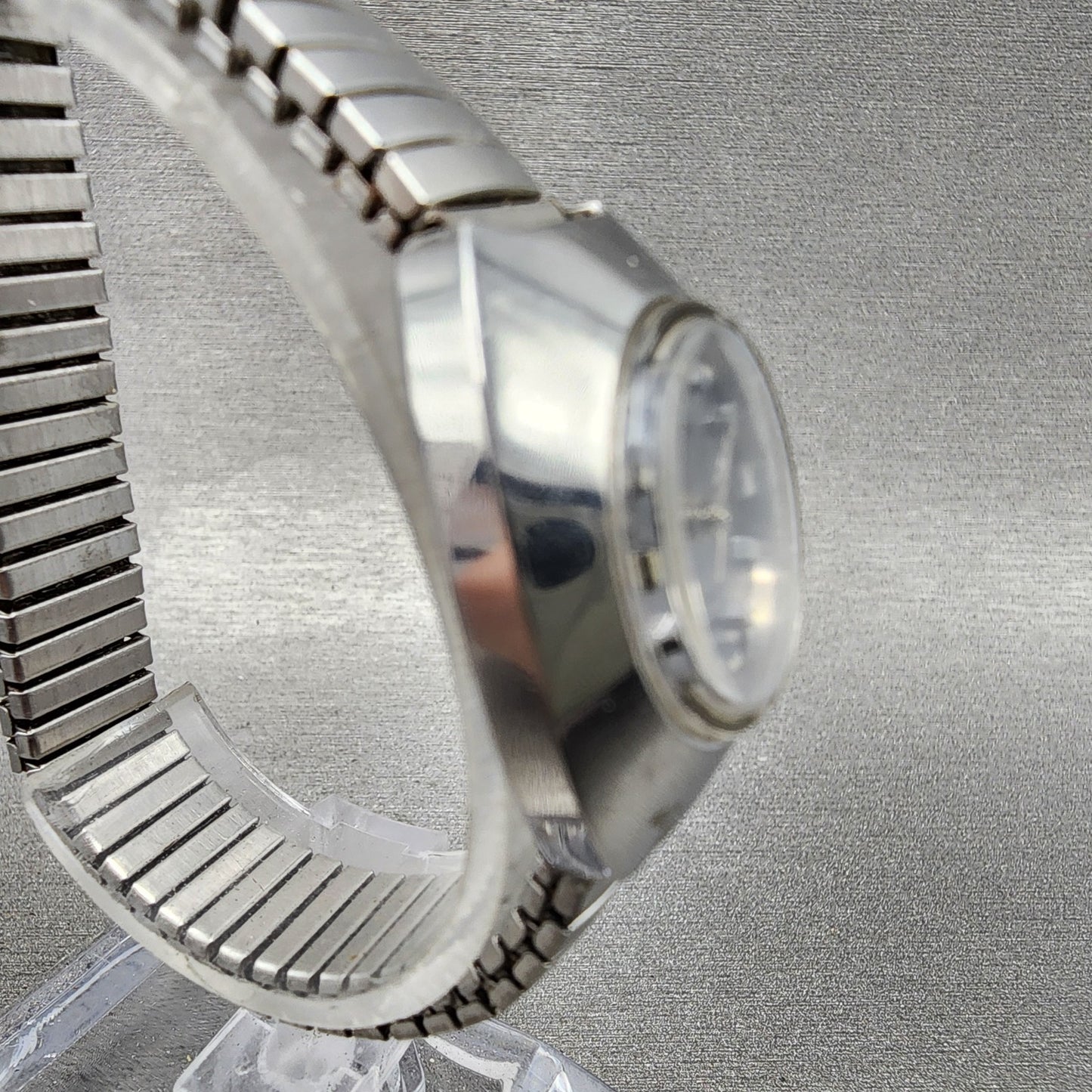 Citizen Watch Women 25mm Silver Dial Silver Tone Manual Wind Runs VTG3