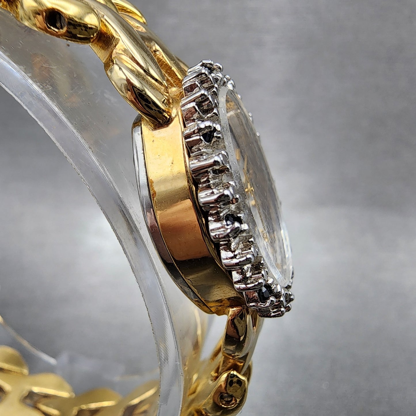 Gruen Watch Women 17mm White Dial Gold Oval Diamond & Gem Bezel New Battery3