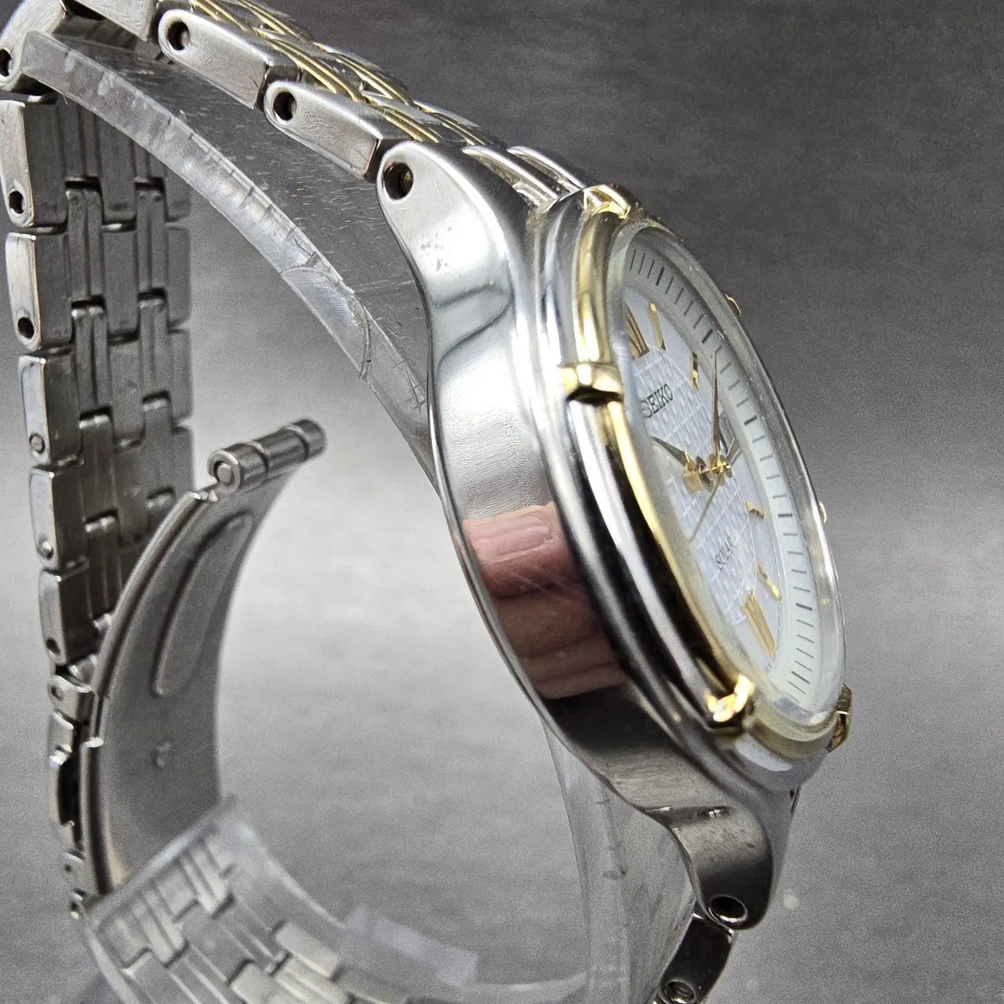 Seiko Solar Watch Women 28mm White Dial Two Tone Date Round V187-0AA0 Runs3