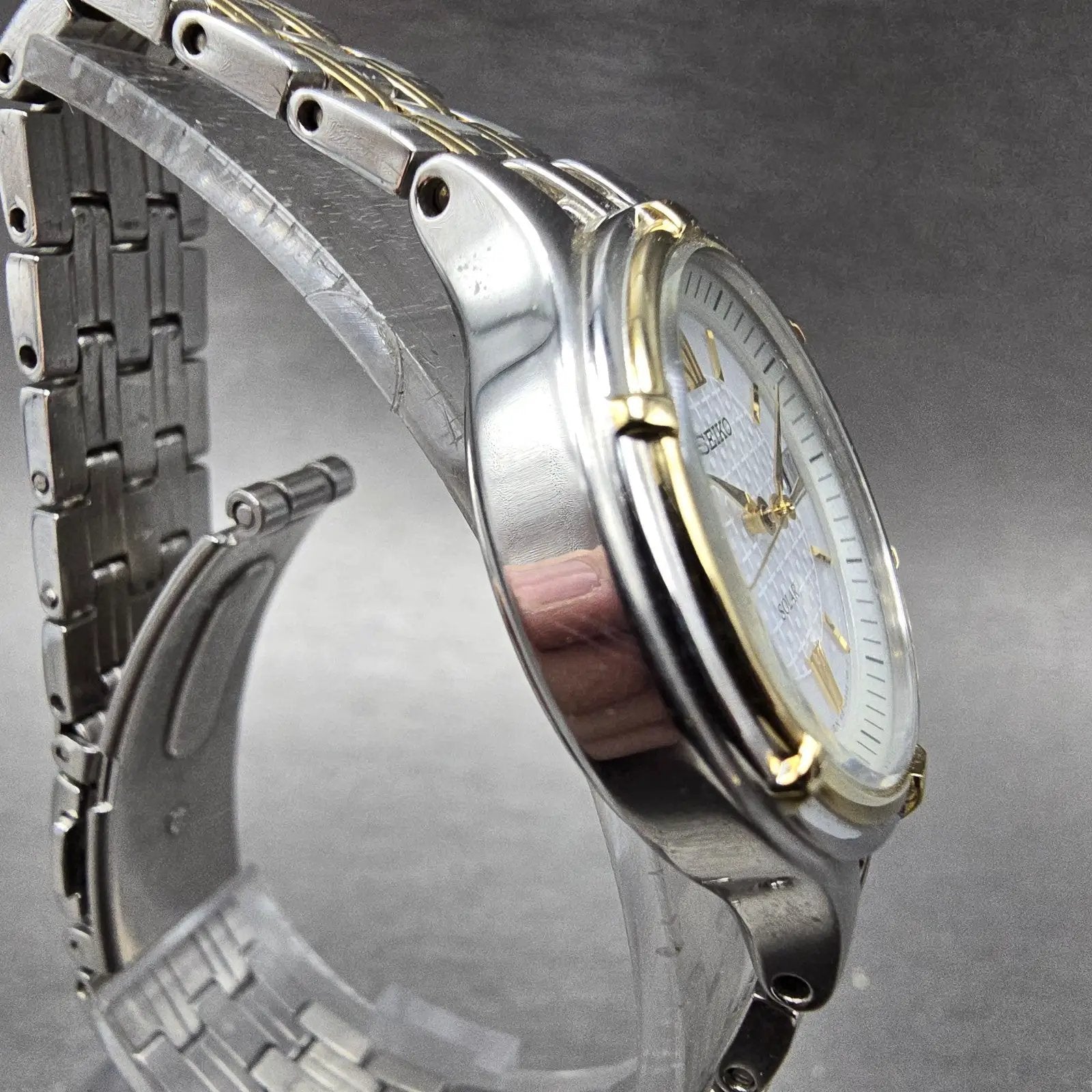 Seiko Solar Watch Women 28mm White Dial Two Tone Date Round V187-0AA0 Runs3