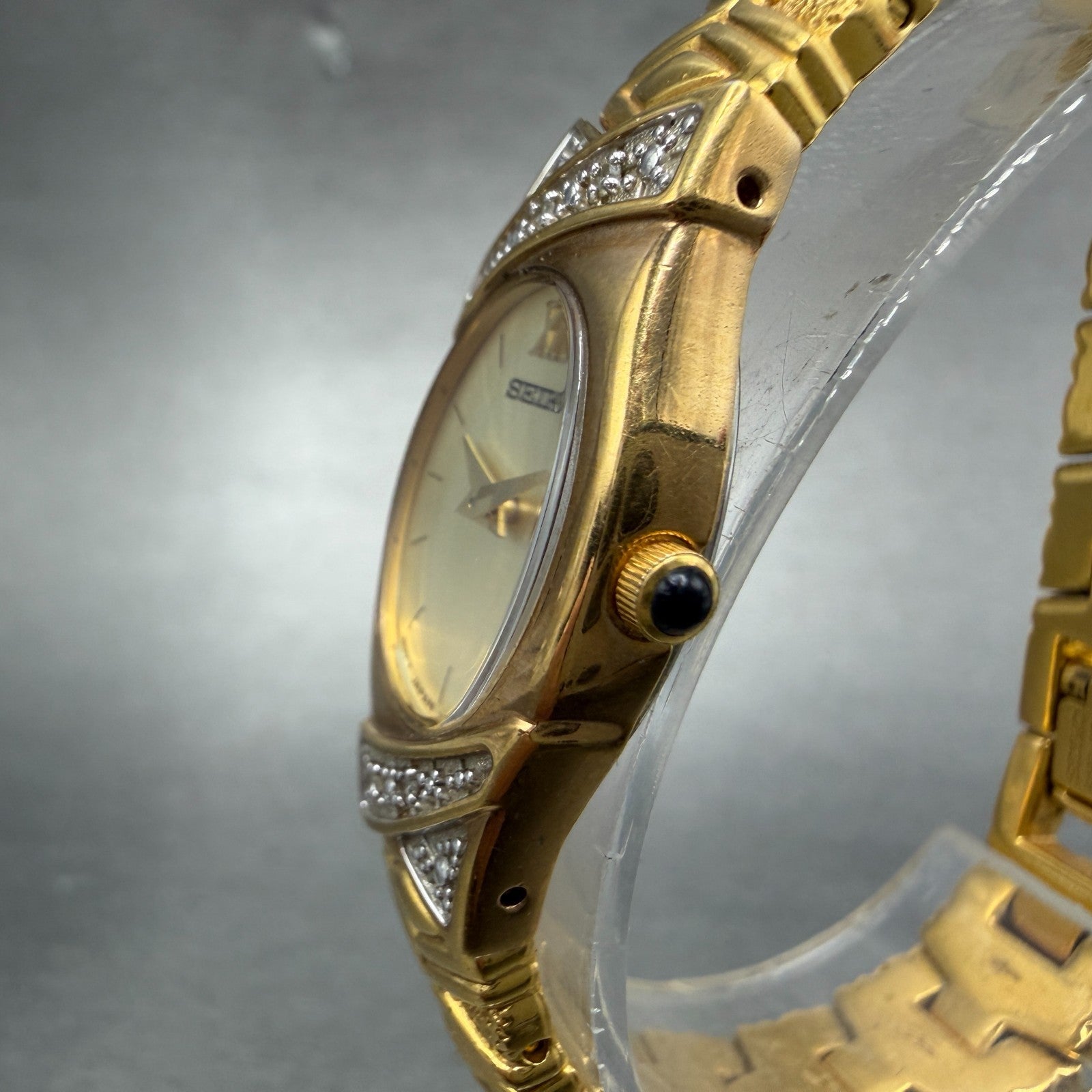 Seiko Watch Women 17mm Champagne Dial Gold Tone Oval V400-6559 VTG New Battey 562