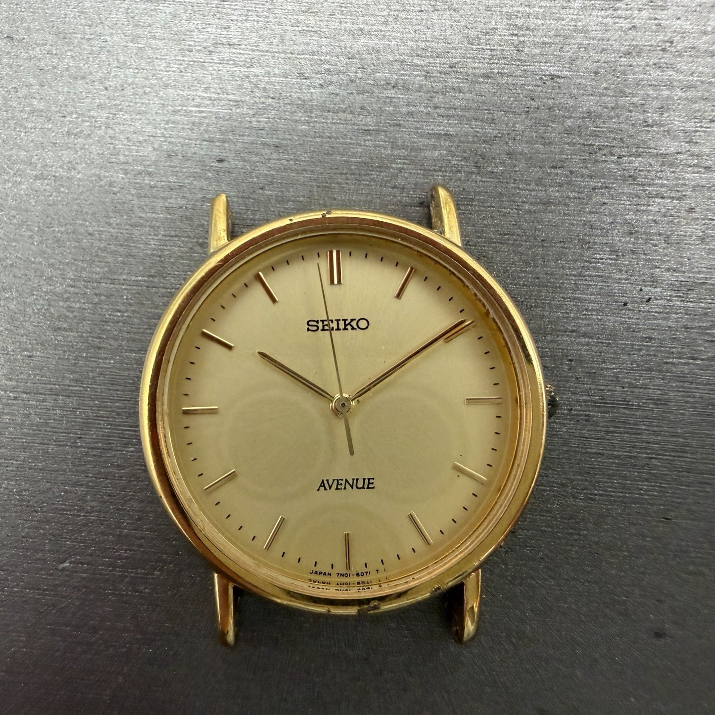 Seiko Avenue Watch Men 32mm Champagne Dial Gold Tone Round 7N01-6D30 PARTS Runs0