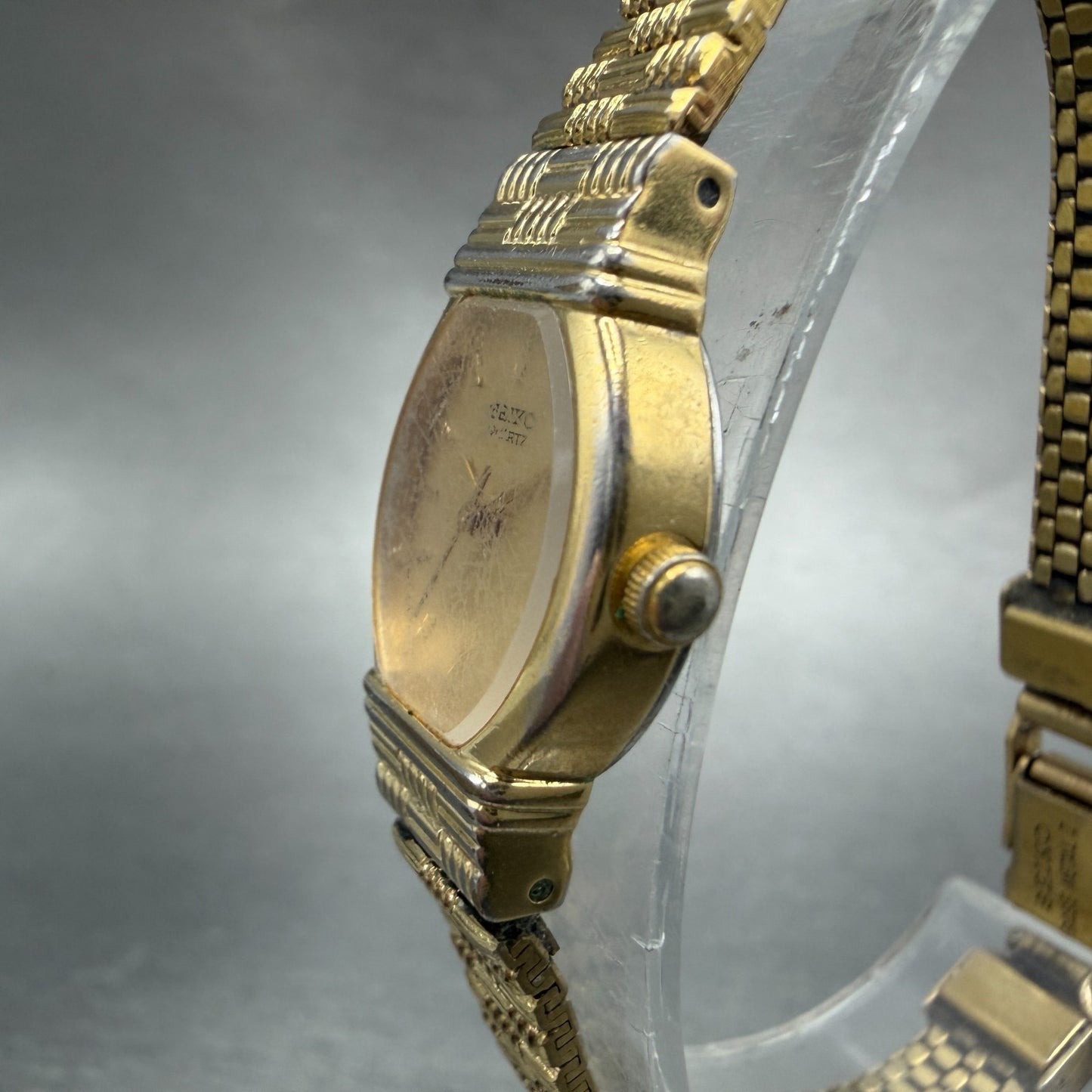 Seiko Watch Women 17mm Champagne dial Gold Tone Oval 2Y01-5C19 New Battery GVD2