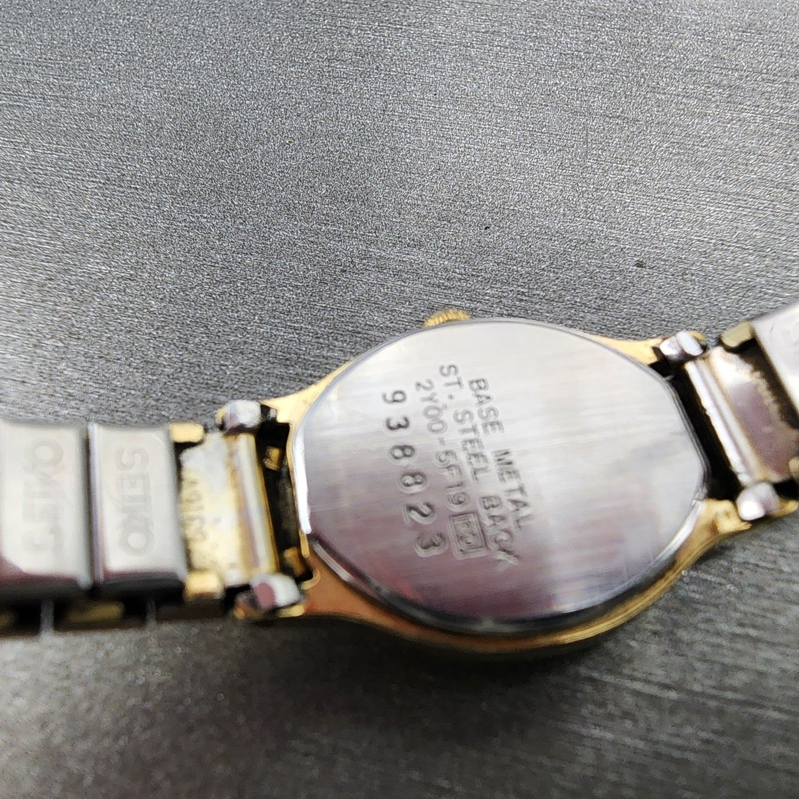 Seiko Watch Women 17mm Champagne Dial Gold Tone Oval 2y005f19 New Battery8