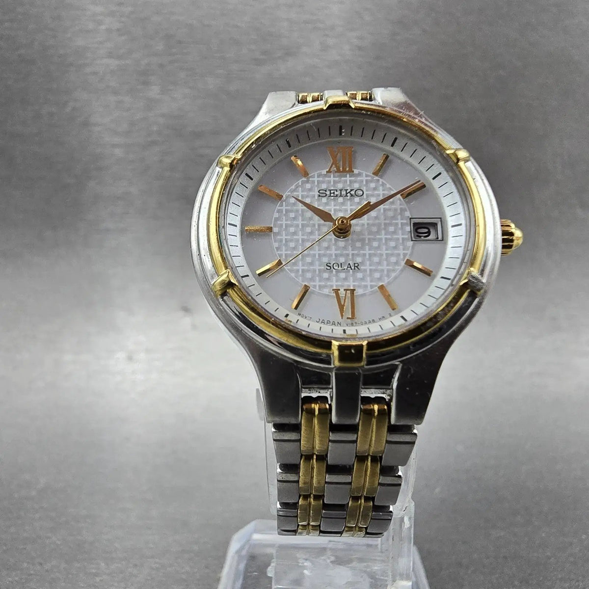 Seiko Solar Watch Women 28mm White Dial Two Tone Date Round V187-0AA0 Runs JP5