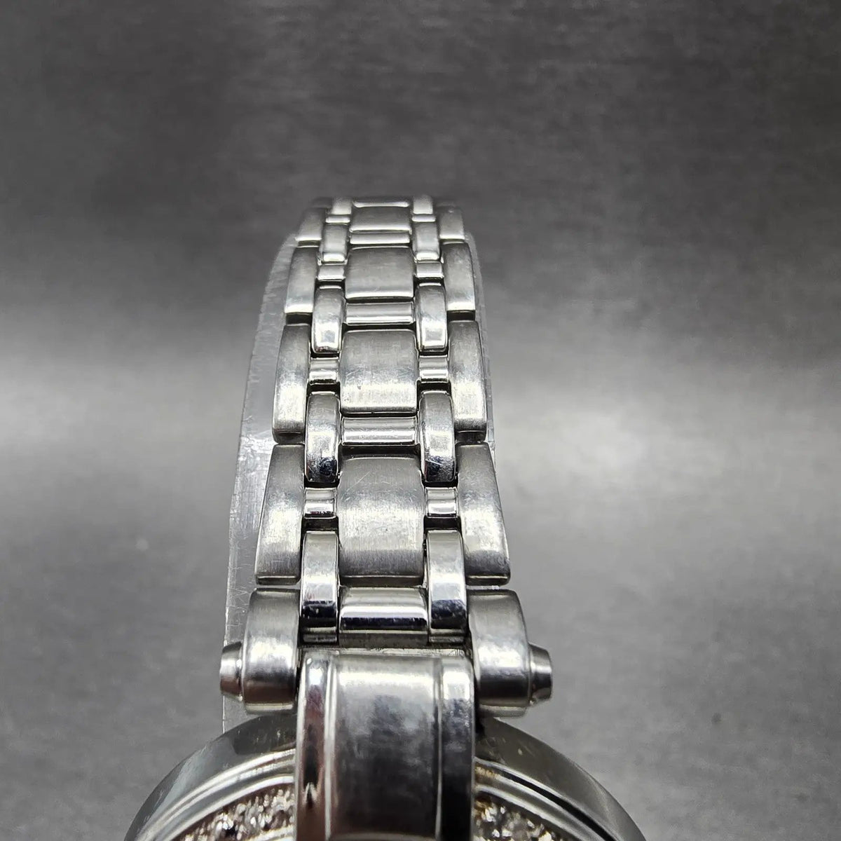 Seiko Solar Watch Women 30mm MOP Dial Silver Date Round V137-0BC0 Runs4