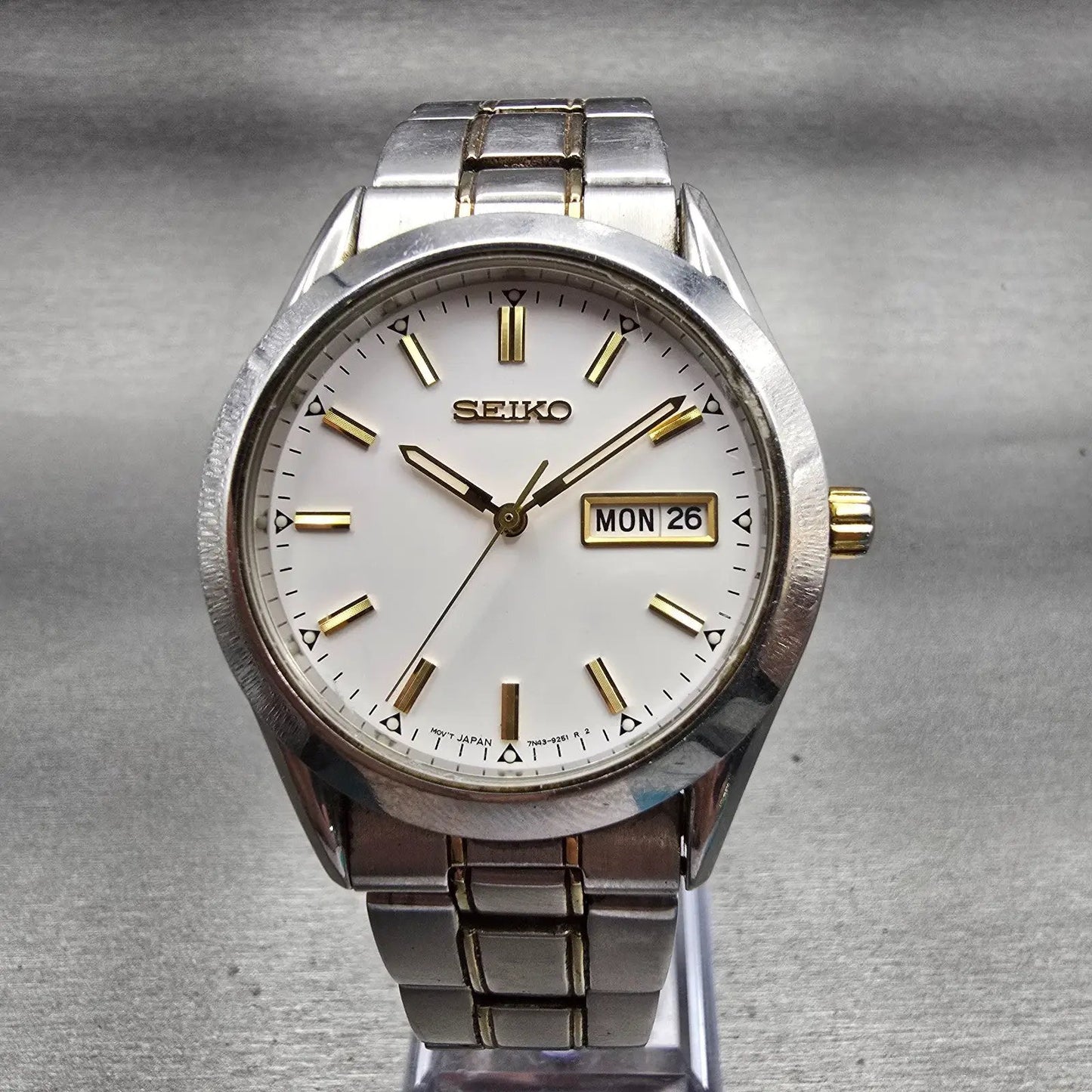 Seiko Watch Men 37mm White Dial Two Tone Daydate Round 7N43-9070 New Battery0