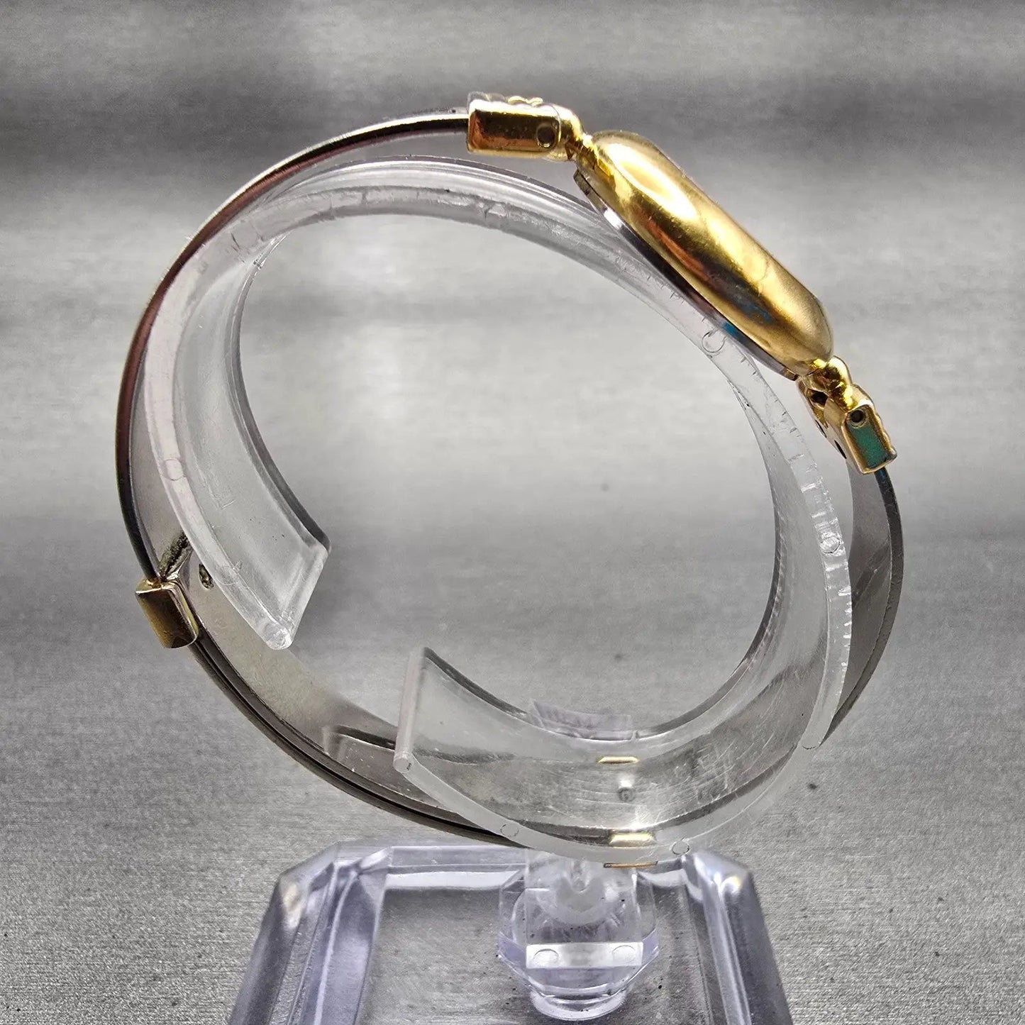 Bulova Watch Women 22mm White Dial Gold Tone Round Bangle 98L69 New Battery8