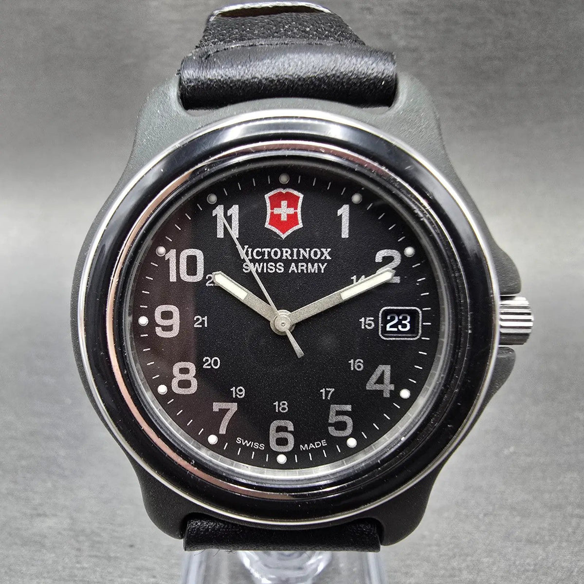 Victorinox Swiss Army Watch Men 39mm Black Dial Black Silver Date New BatteryP0