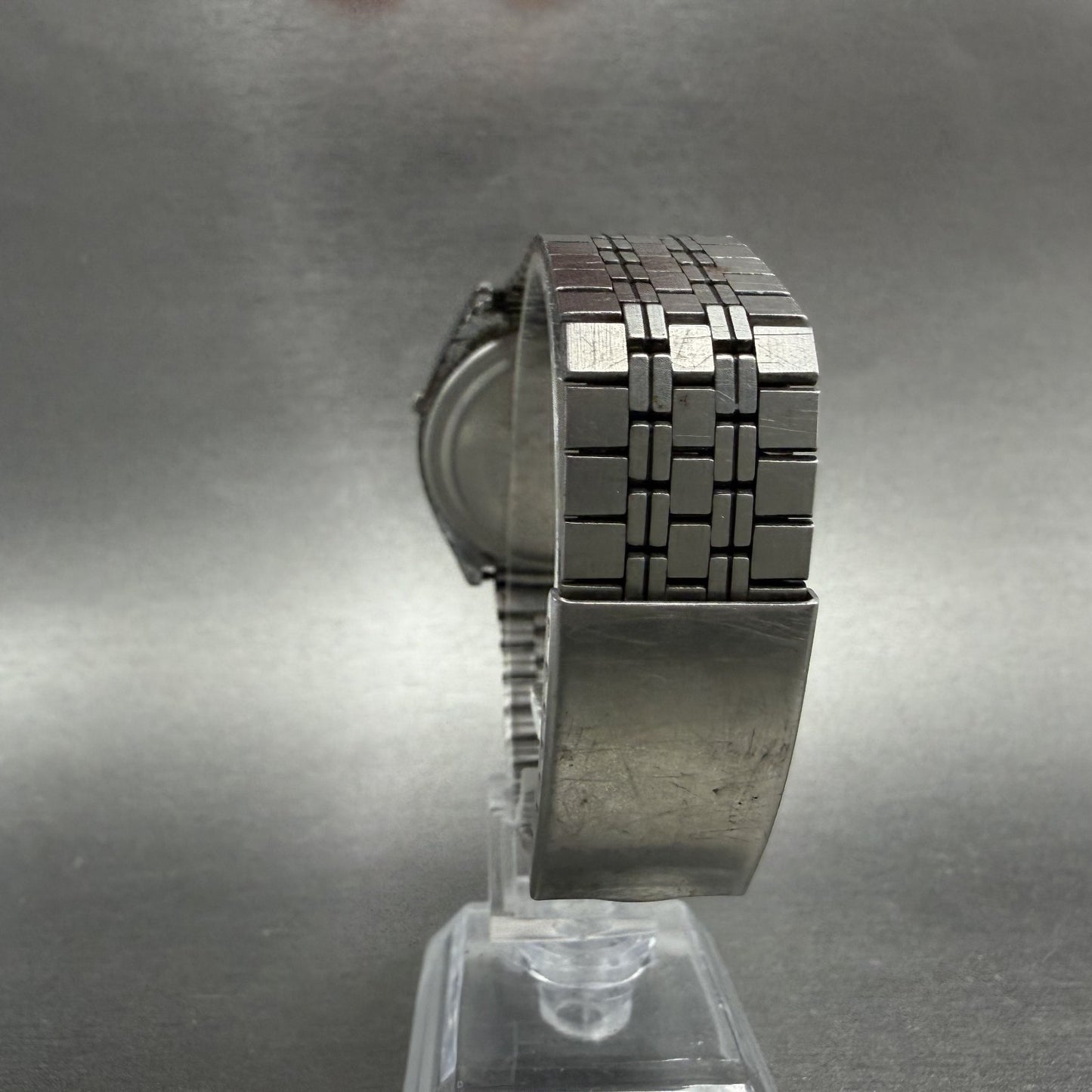 Casio 111QS-34 Watch Men 35mm Digital LCD Silver Tone Round Vintage PARTS8