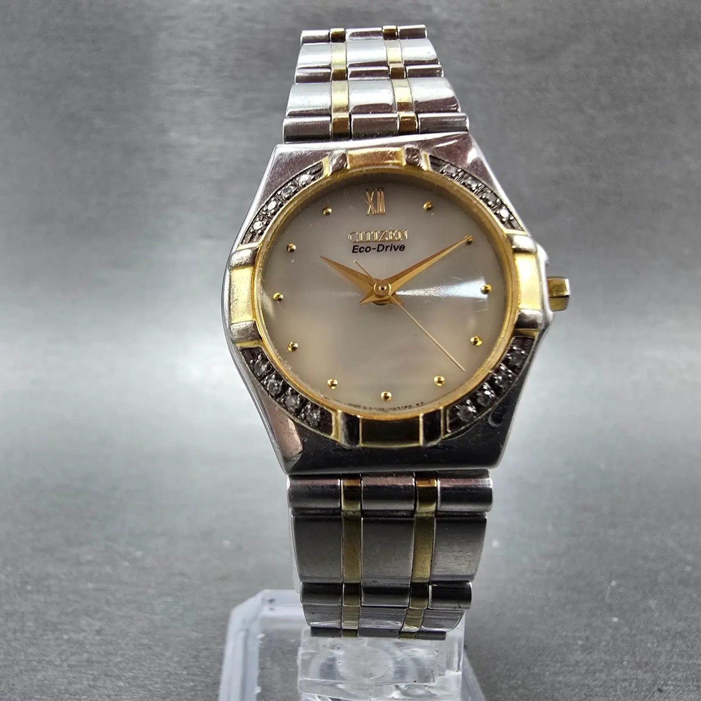 Citizen Eco-Drive Watch Women 25mm White Dial Two Tone Round E030-H26647 Runs HQ5