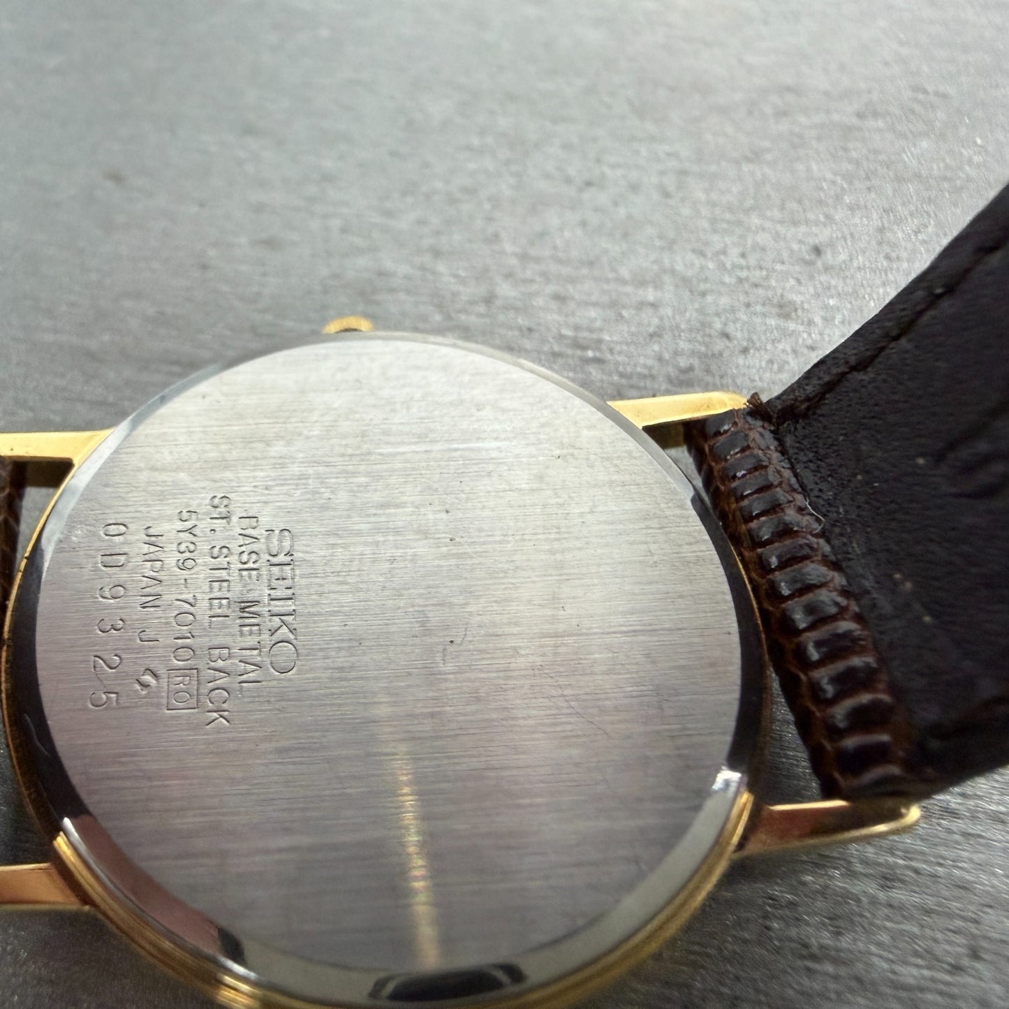 Seiko Watch Men 32mm Champagne Dial Gold Tone Date Round 5Y39-7010 New Battery9