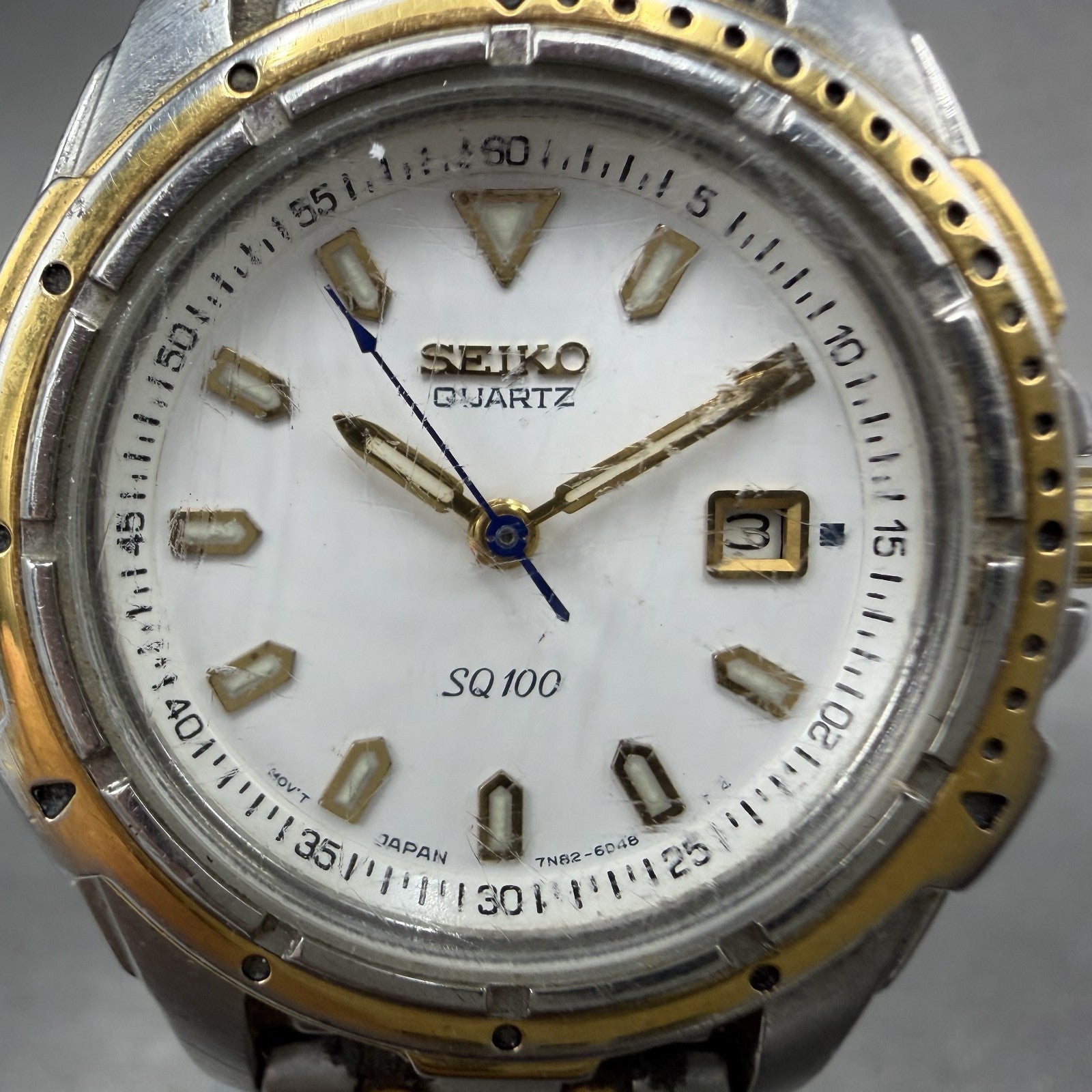 Seiko SQ 100 Dive Watch Women 31mm White Dial Two Tone Date 7N82-6C30 NewBattery1