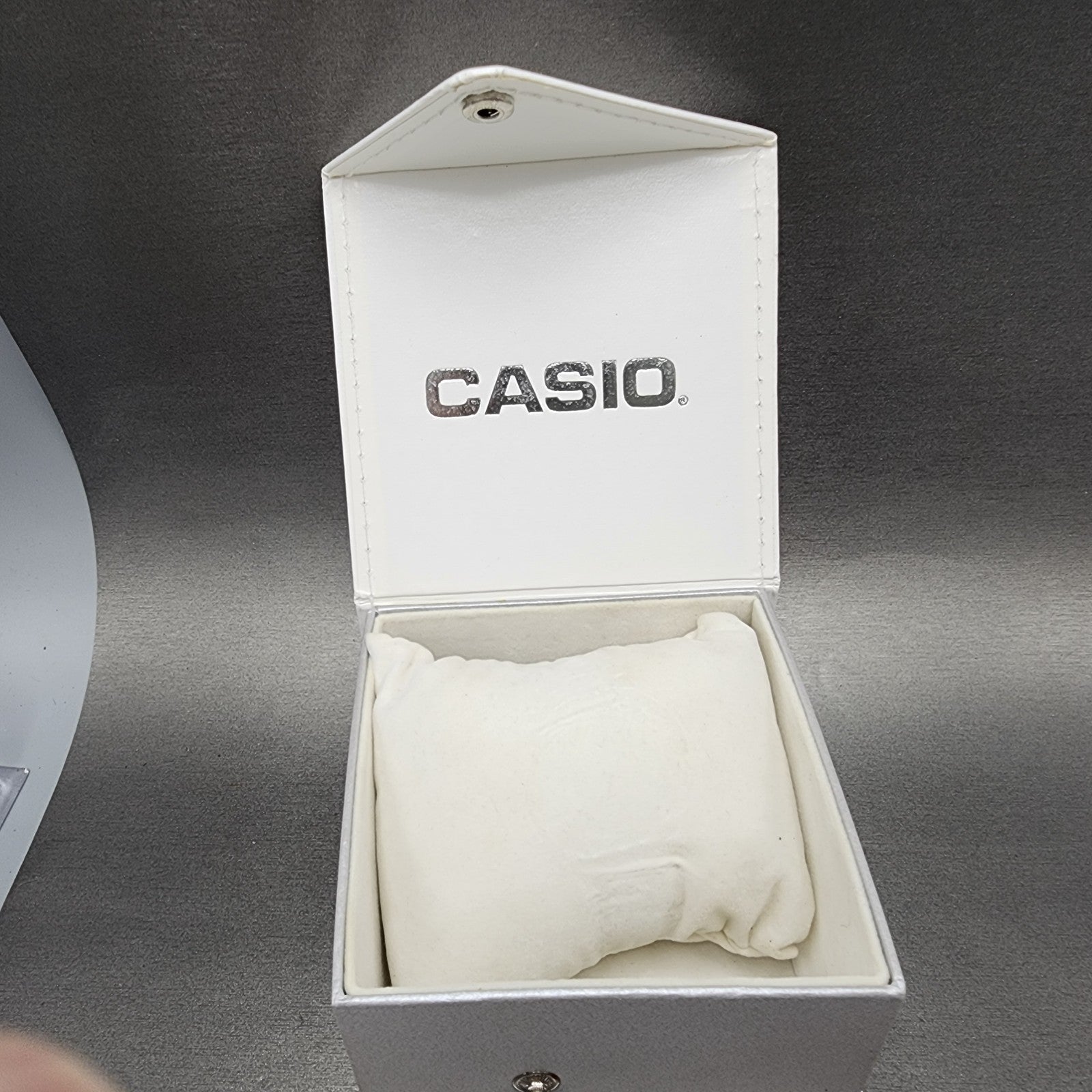 Casio Dive Watch Women 32mm White Dial Silver Tone Round LTP1331 New Battery12