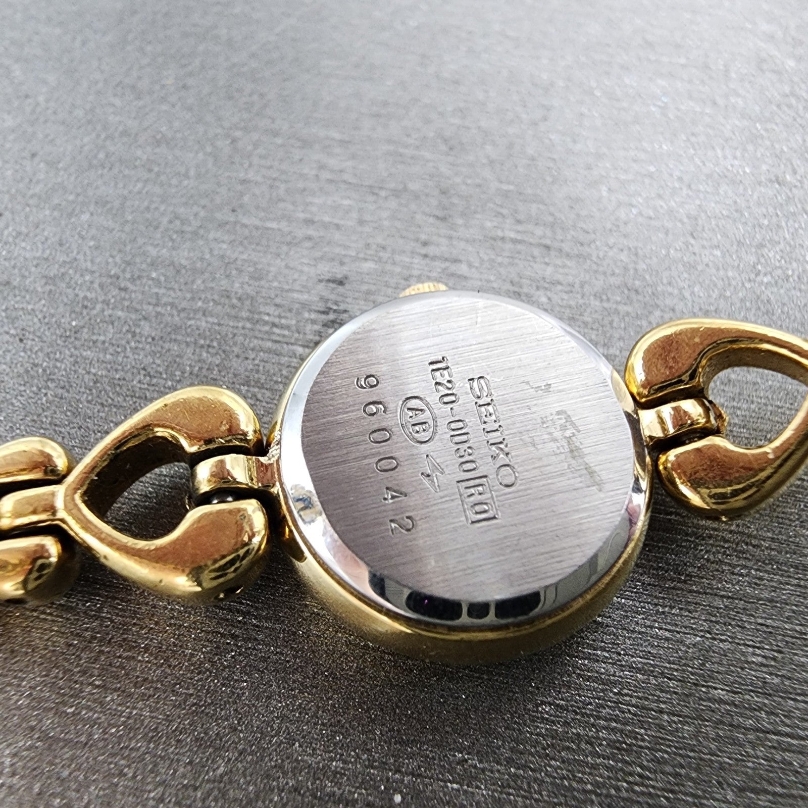 Seiko Heart Watch Women 16mm Champagne Dial Gold Tone 1e200d30 New Battery9