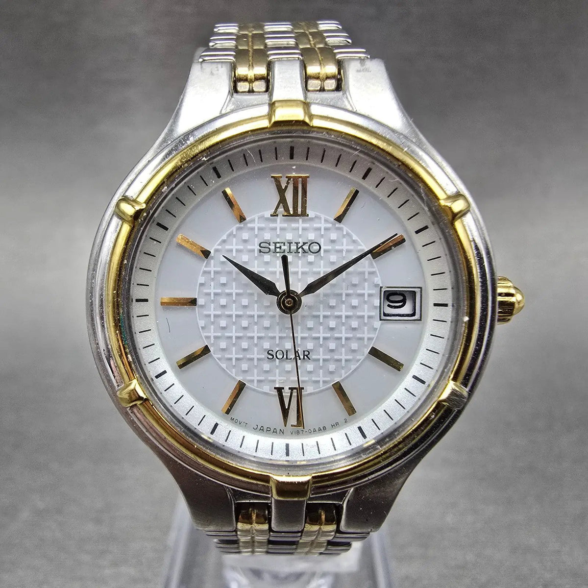 Seiko Solar Watch Women 28mm White Dial Two Tone Date Round V187-0AA0 Runs JP0