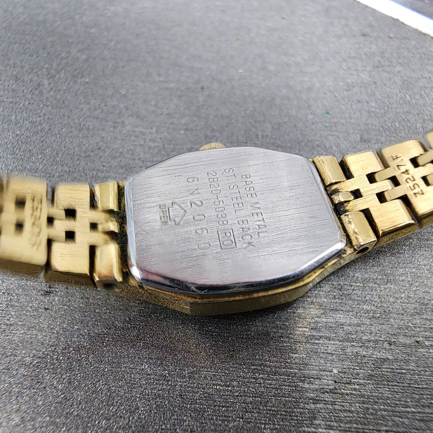 Seiko Watch Women 17mm Silver Dial Gold Tone Rectangle 2b205039 New Battery9