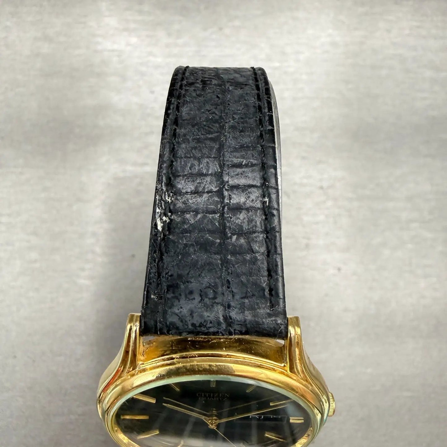 Citizen CQ Watch Men 34mm Black Dial Gold Tone Daydate Round 6100-S20269 New Bat4