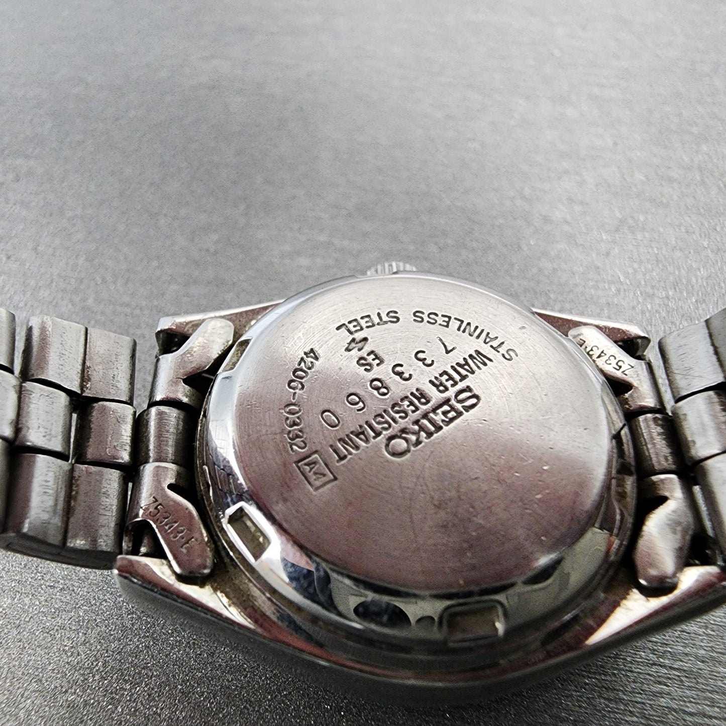 Seiko 5 Automatic Watch Women 23mm Silver Dial Silver Tone Daydate 42060332 Run9