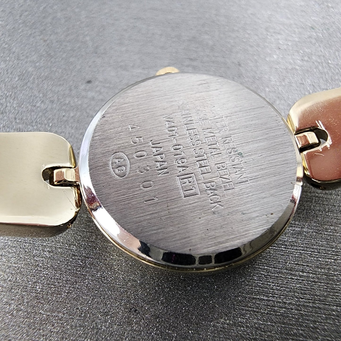 Alba Watch Women 20mm Champagne Dial Gold Tone Round Bangle V401019A New Batt9
