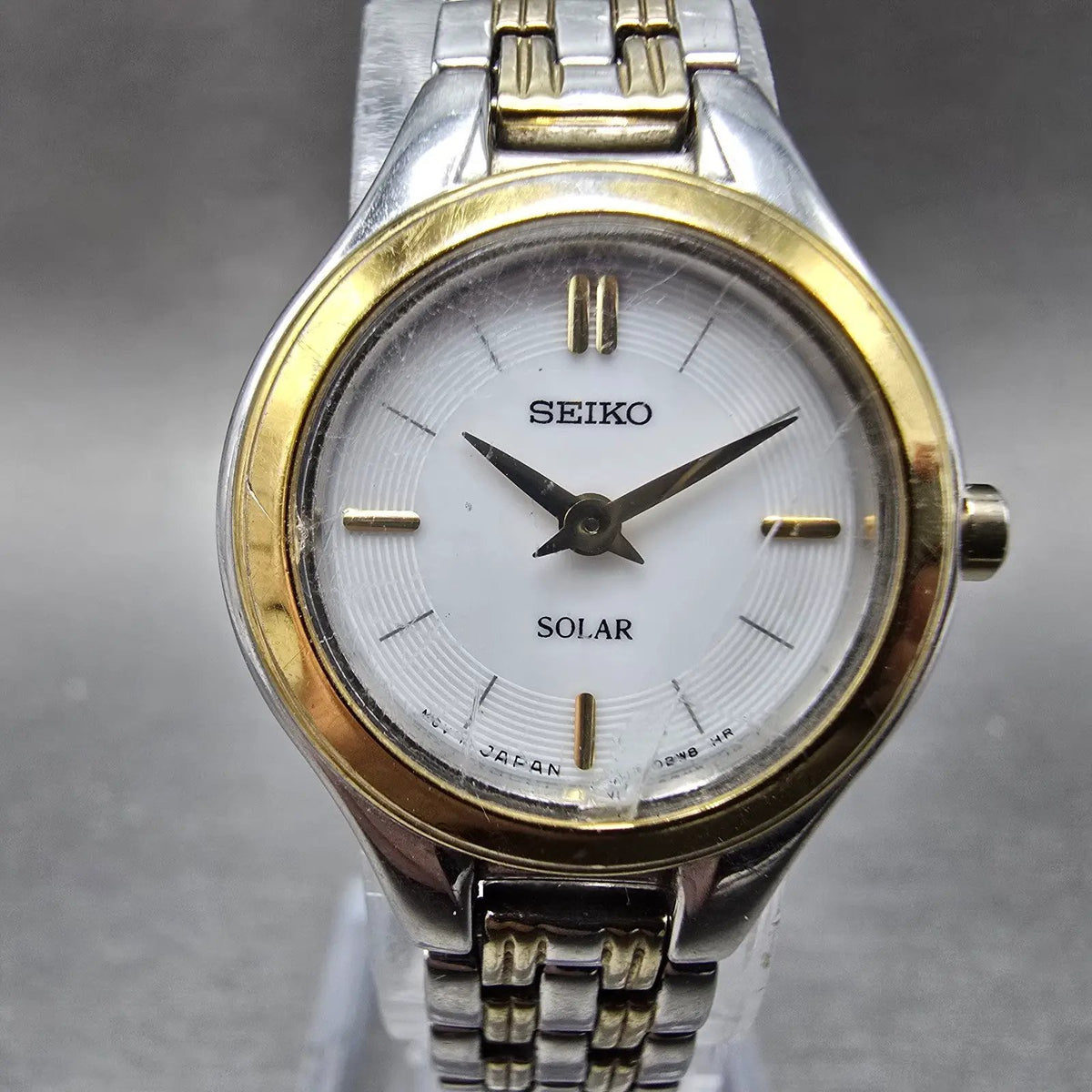 Seiko Solar Watch Women 22mm White Dial Two Tone Round V115-0AG0 Runs CRACKED0
