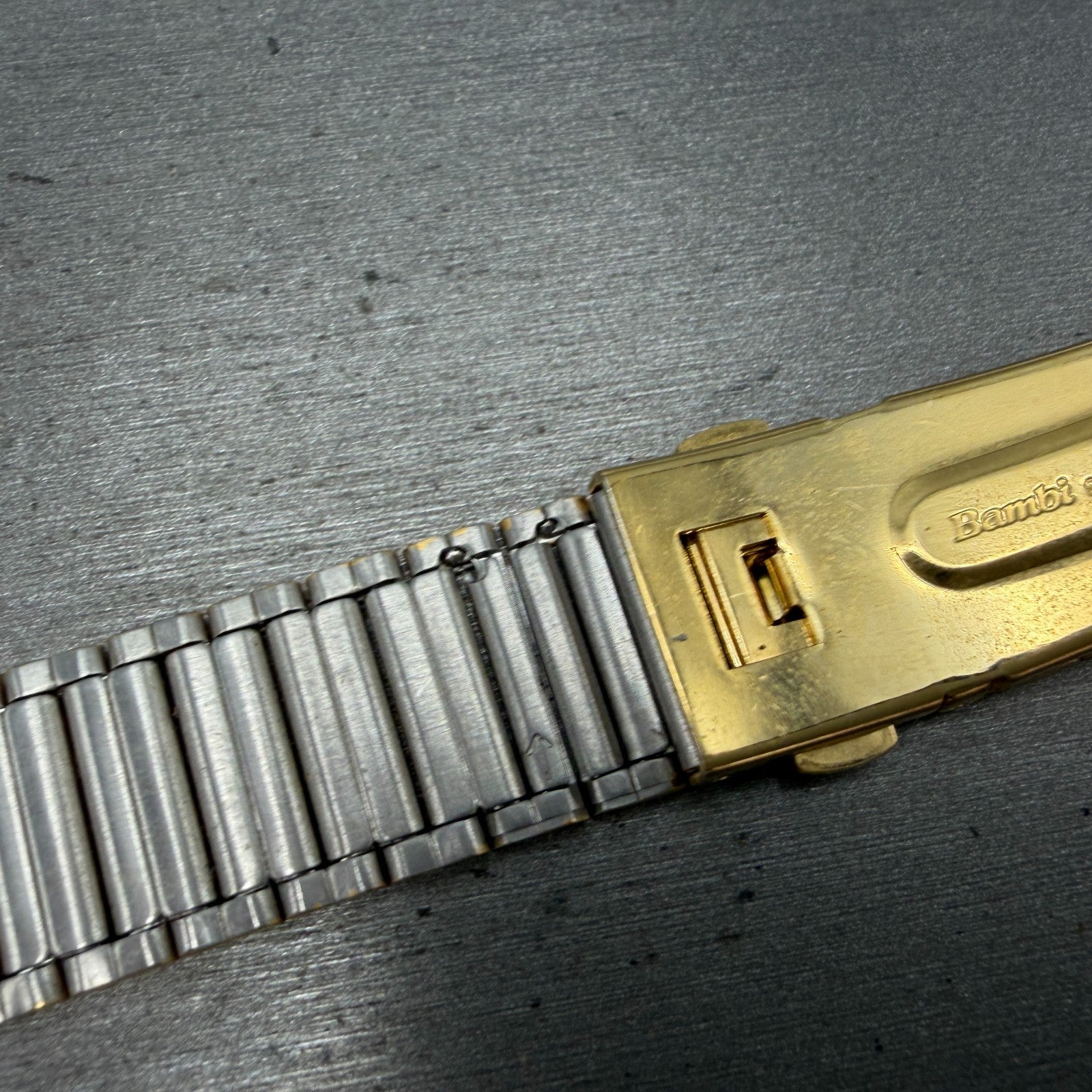 Playboy Watch Men 34mm White Dial Gold Tone Round 5307 BROKEN BAND New battery13