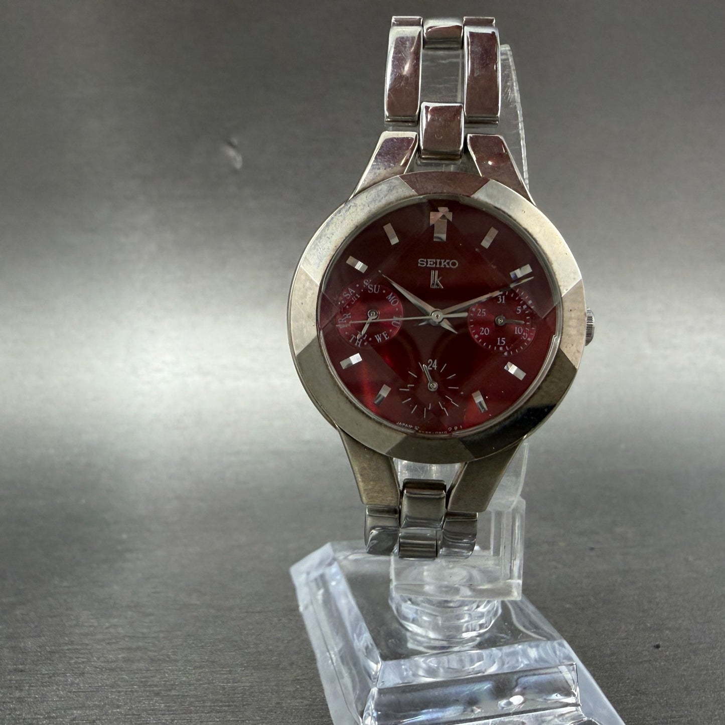 Seiko Lukia Watch Women 31mm Red Dial Silver Tone Daydate Round New Battery5