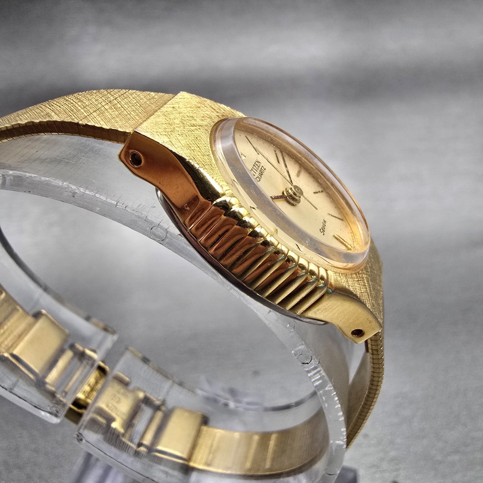 Citizen Watch Women 18mm Champagne Dial Gold Tone Oval 2030-205308 New Battery3