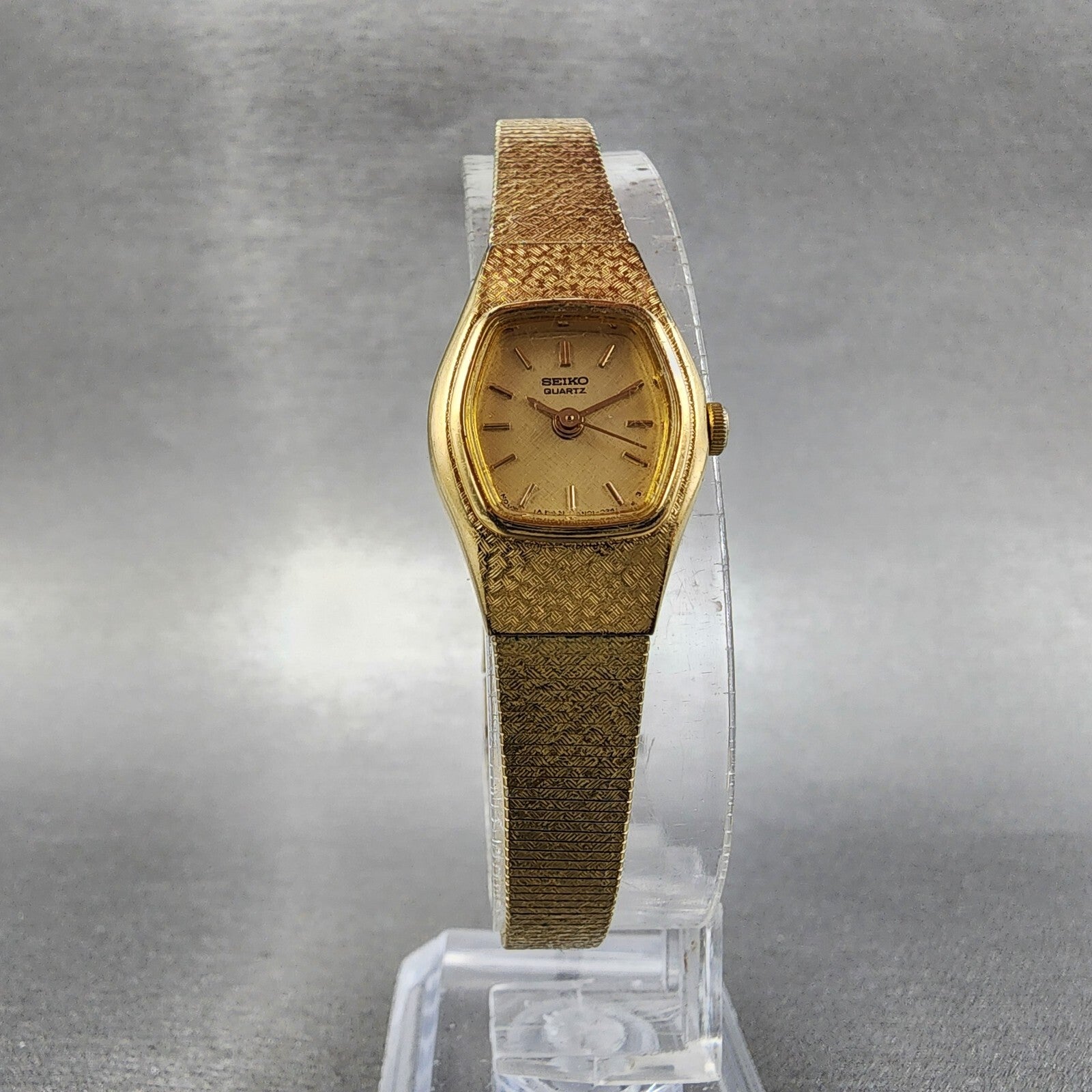 Vintage Seiko Watch Women 17mm Gold Dial Gold Tone Hexagon 4N015021 New Batt A15