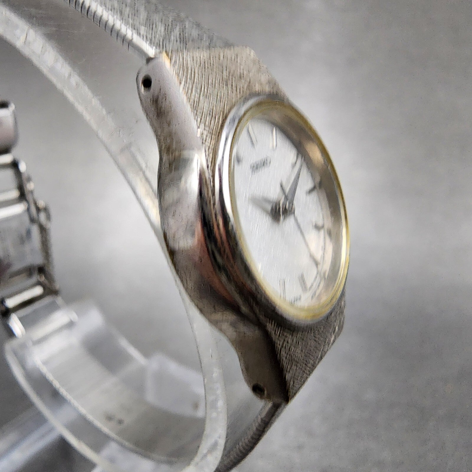 Seiko Watch Women 20mm White Dial Silver Tone Round V4011819 New Battery3