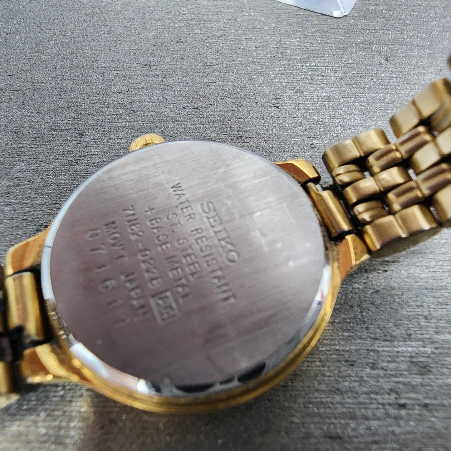 Seiko Watch Women 23mm White Dial Gold Tone Date Round 7N820228 New Battery B129