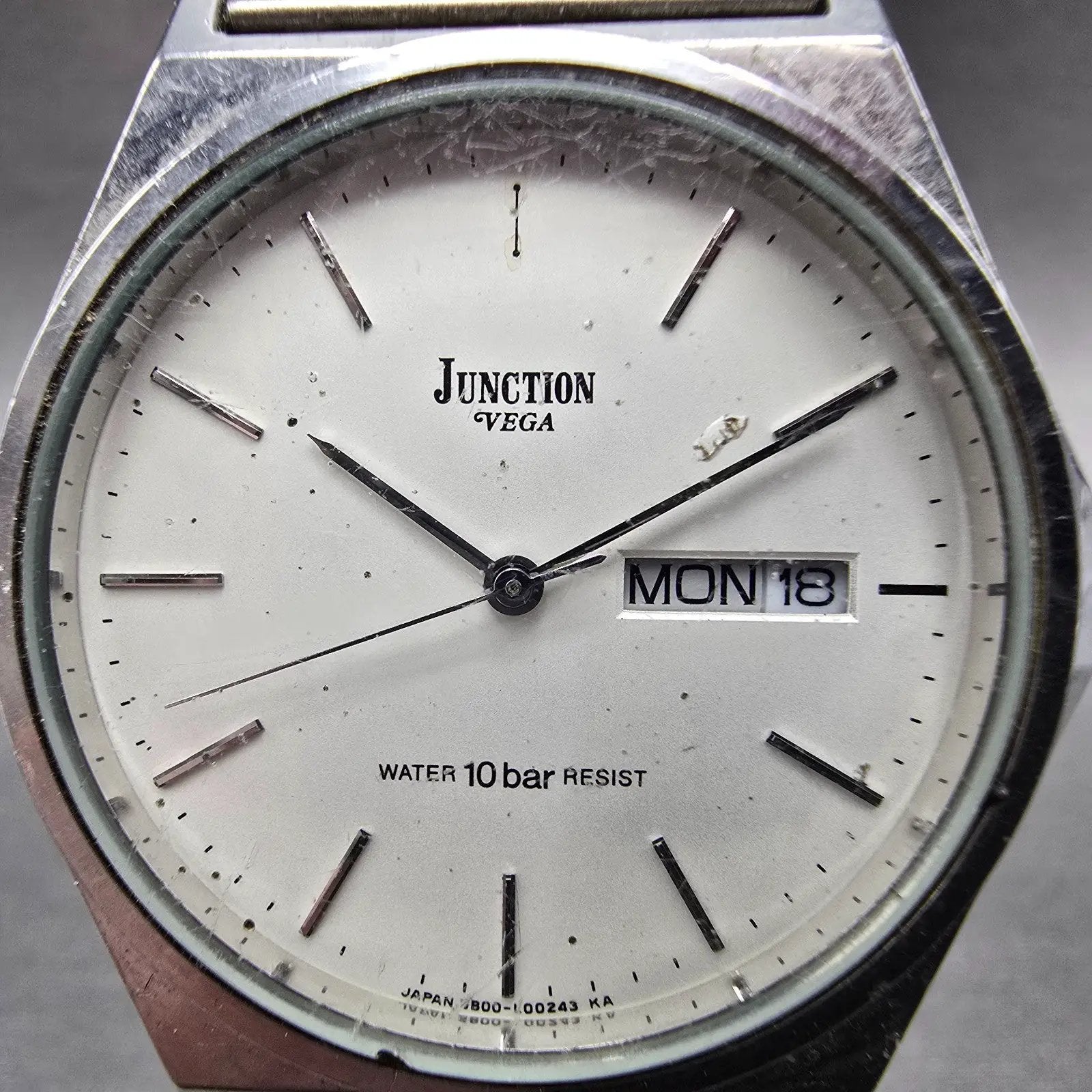 Vega Junction Watch Men 35mm White Dial Silver Tone Daydate Round New Battery1