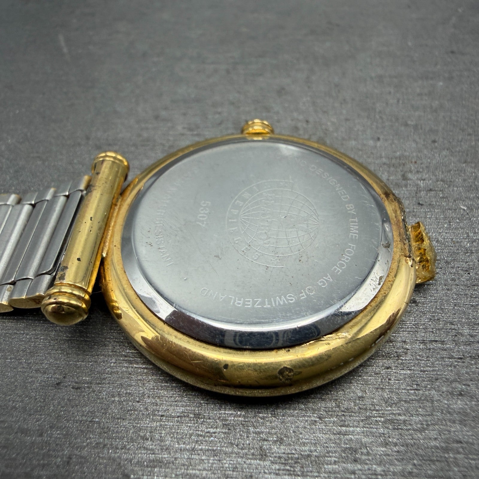 Playboy Watch Men 34mm White Dial Gold Tone Round 5307 BROKEN BAND New battery18