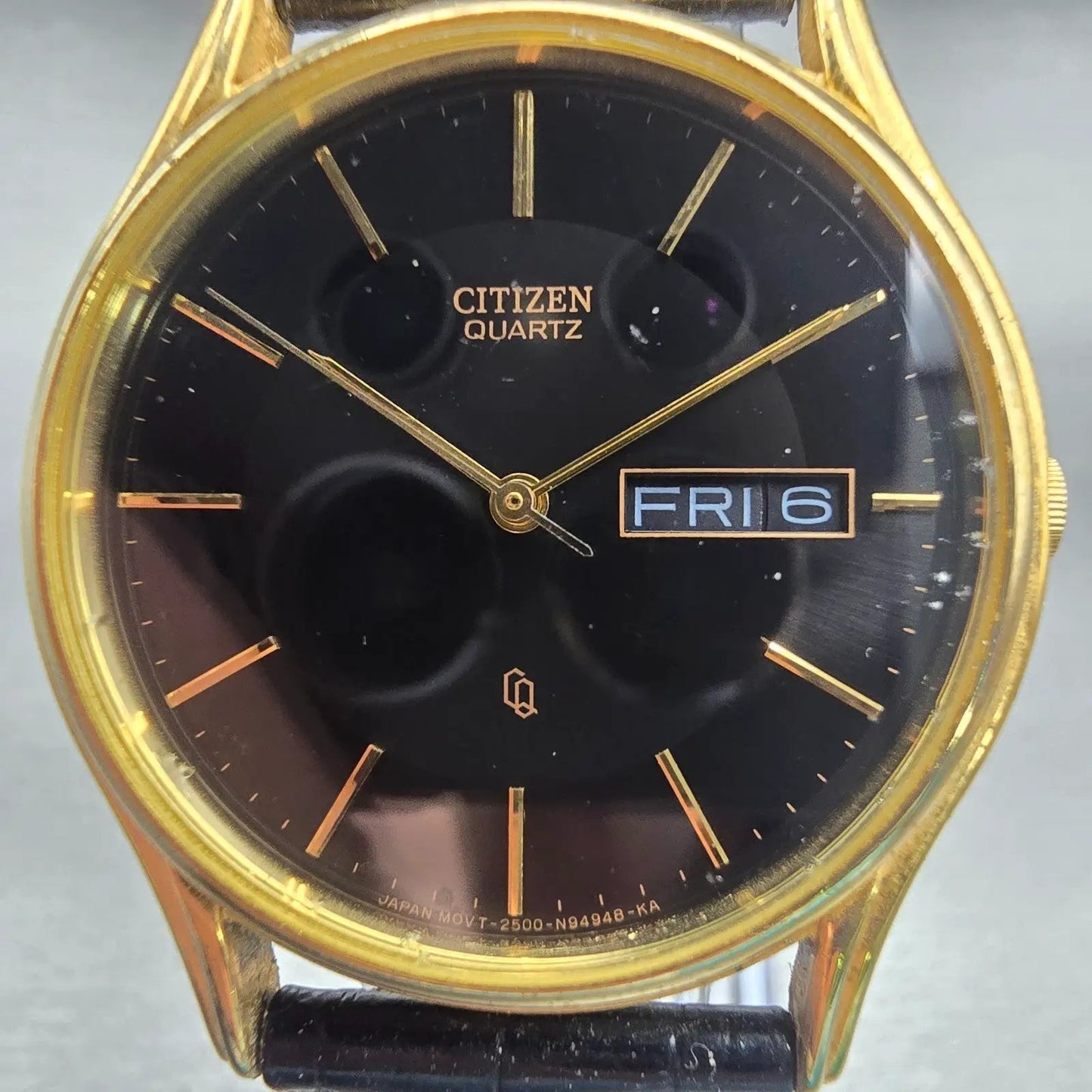 Citizen CQ Watch Men 34mm Black Dial Gold Tone Daydate Round 2500-S76418 New Bat1