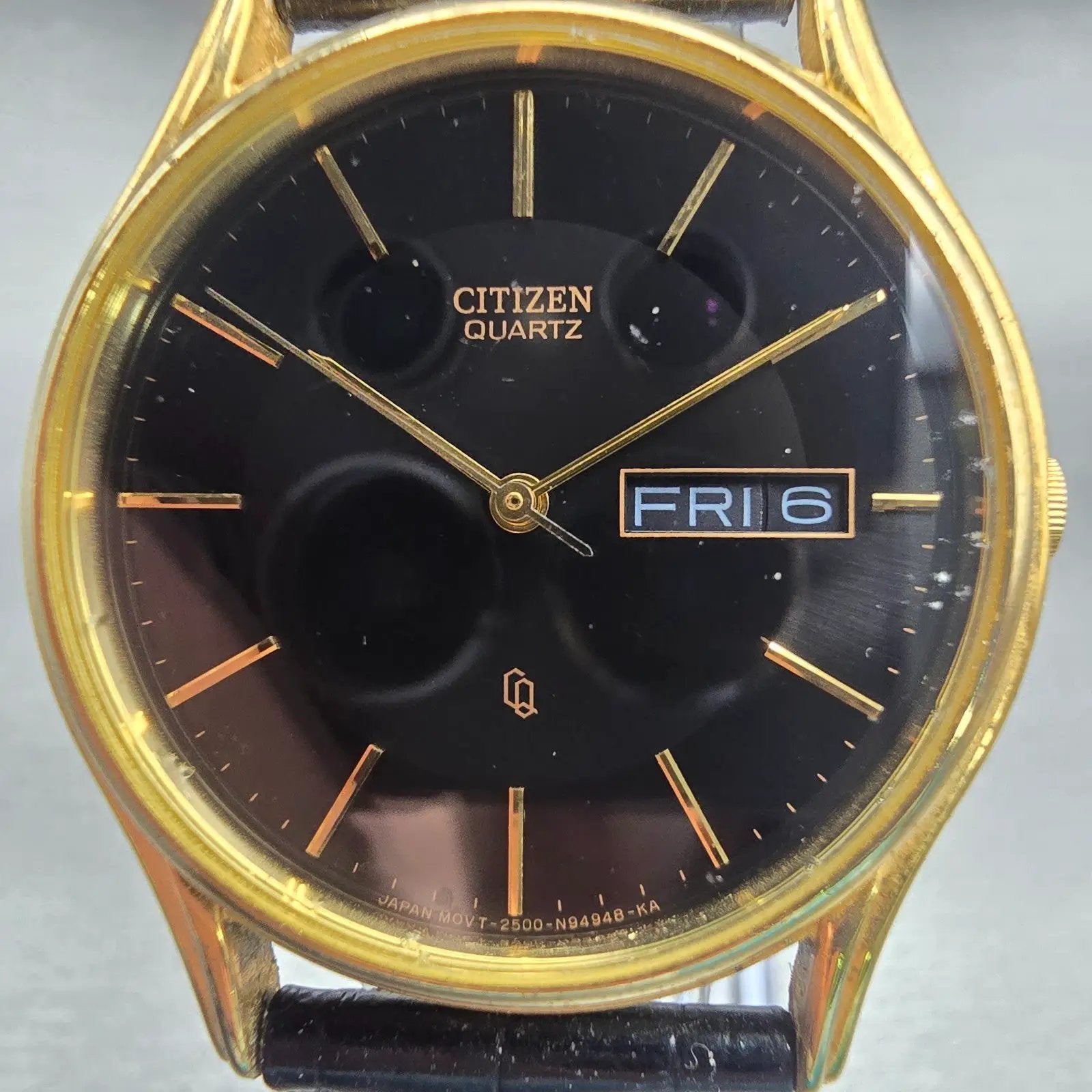Citizen CQ Watch Men 34mm Black Dial Gold Tone Daydate Round 2500-S76418 New Bat1
