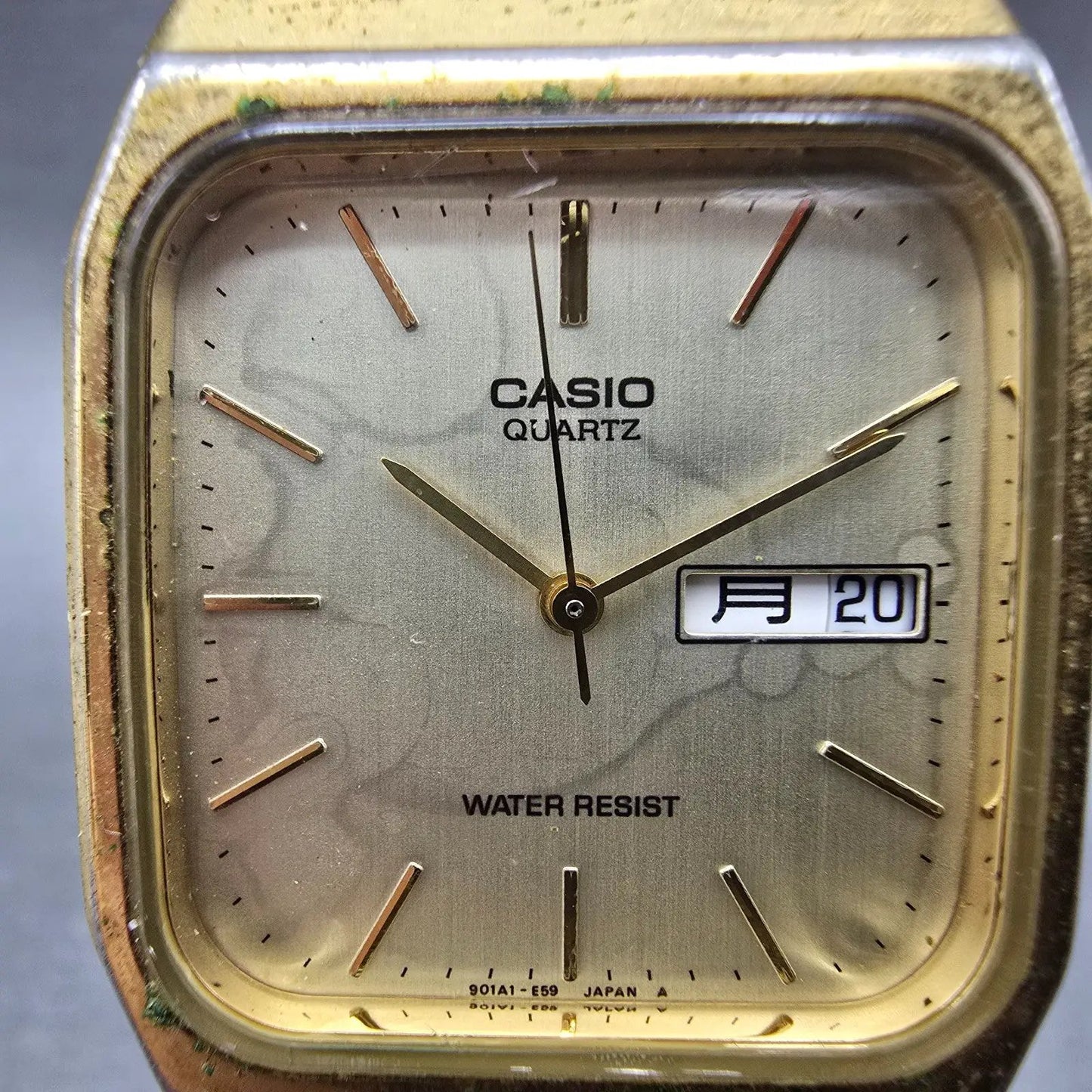 Casio MQ-518 Watch Men 30mm Champagne Dial Gold Tone Rectangle Daydate New BattL1