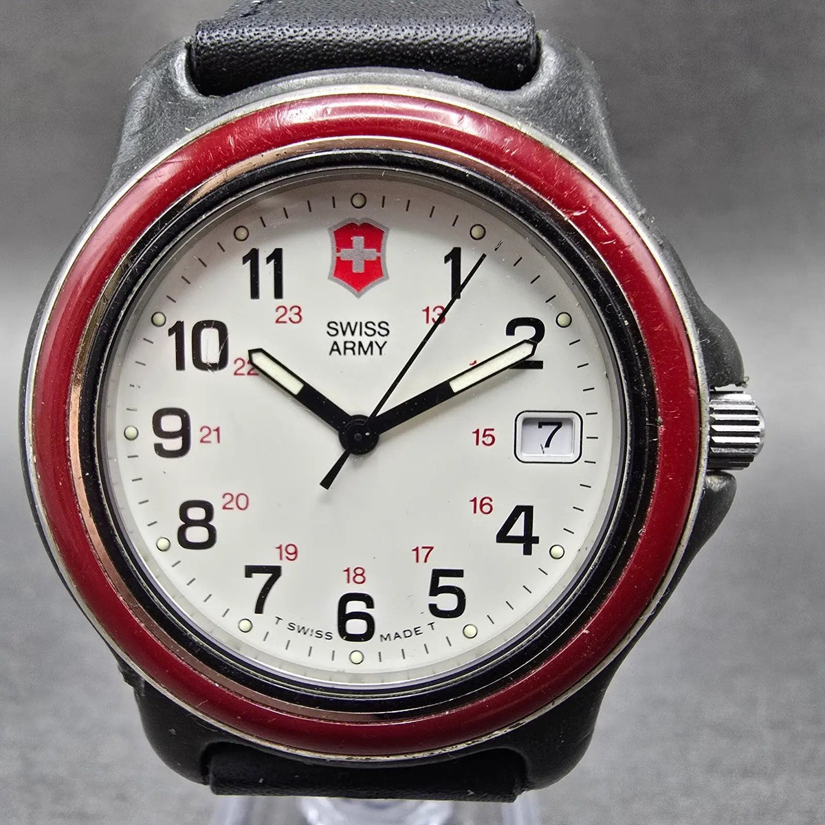 Victorinox Swiss Army Watch Men 39mm White Dial Black Red Date New Battery0