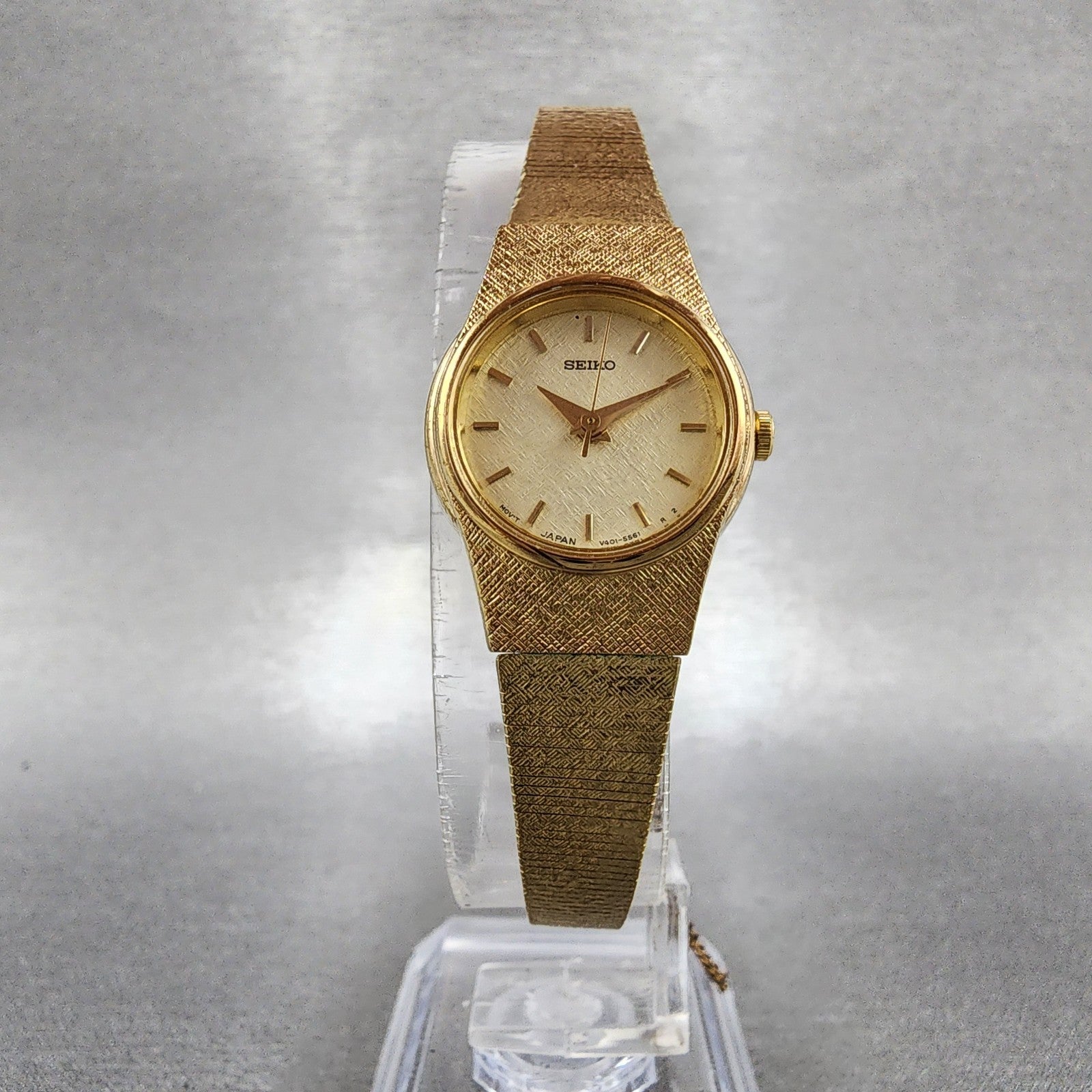 Seiko watch Women 19mm Champagne Dial Gold Tone Round V4011819 New Battery5