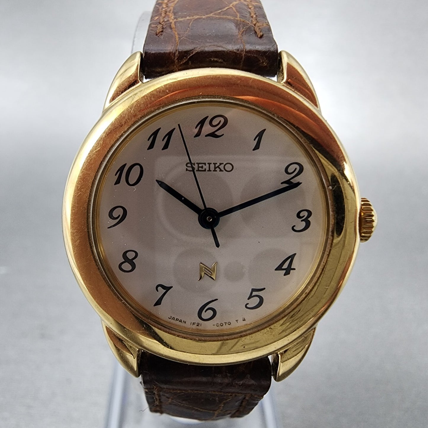 Seiko Neue Watch Women 26mm White Dial Gold Tone Round 1F210050 New Battery0