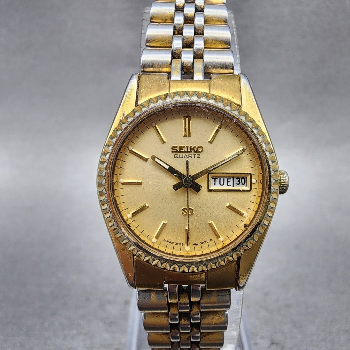 Seiko SQ Watch Women 24mm Gold Dial Gold Tone Daydate Round 3E230A60 NewBattery0
