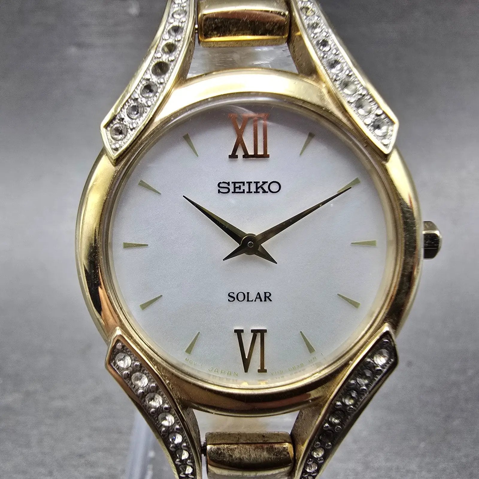 Seiko Solar Watch Women 28mm MOP Dial Gold Tone Round V115-0AZ0 Runs Crystals0