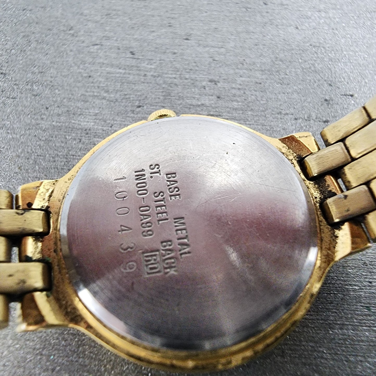 Seiko Watch Women 22mm Black Dial Gold Tone Round 1N000A99 CRACKED New Battery9