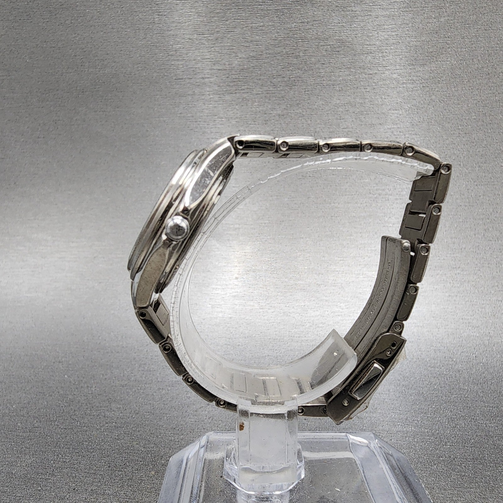 Seiko Solar Watch Women 29mm MOP Dial Titanium Date Round V1820AA0 Runs6