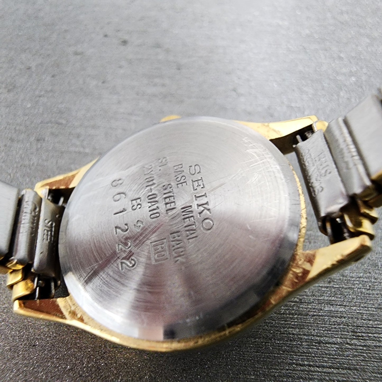 Seiko Watch Women 20mm White Dial Gold Tone Round 2y010a10 New Battery9