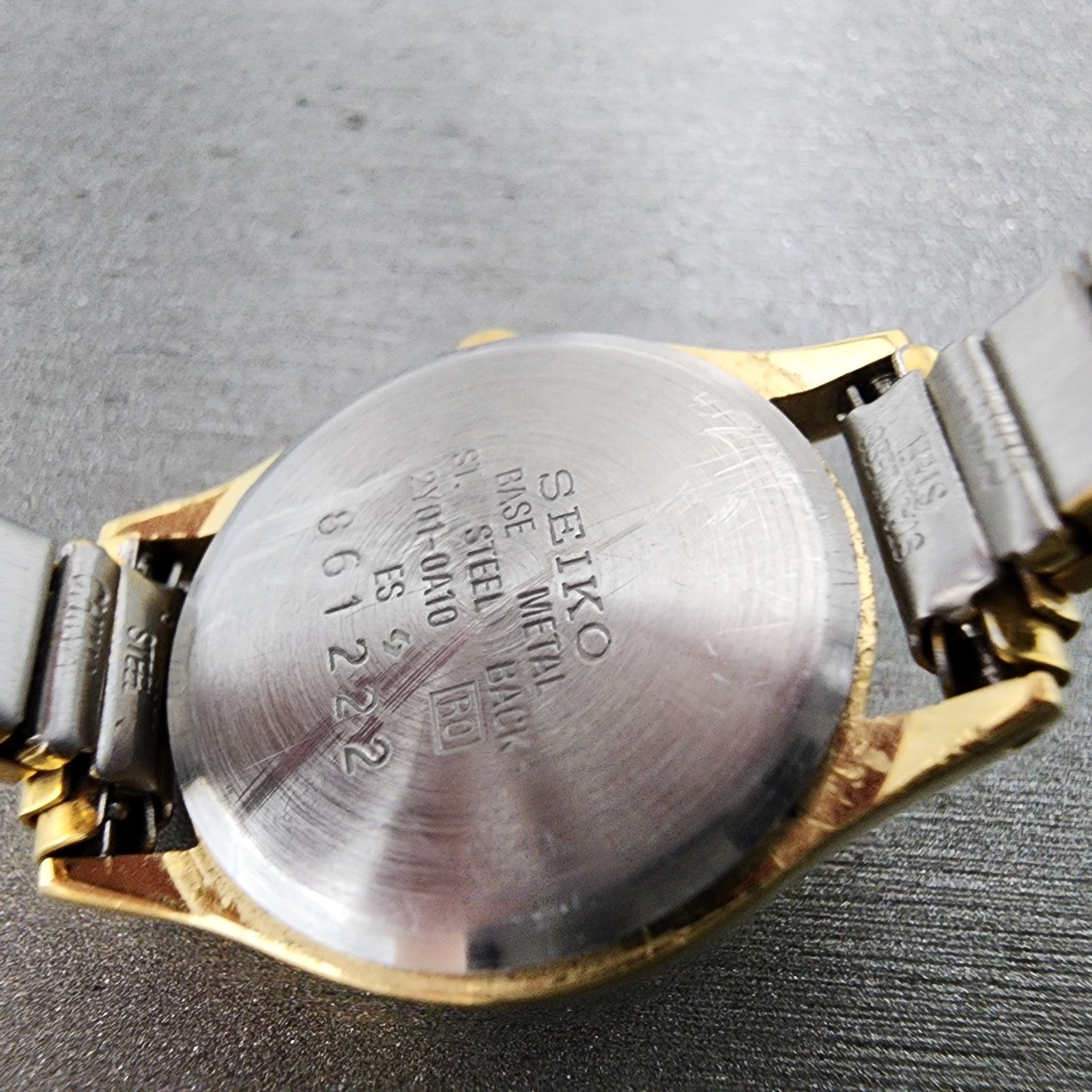 Seiko Watch Women 20mm White Dial Gold Tone Round 2y010a10 New Battery9