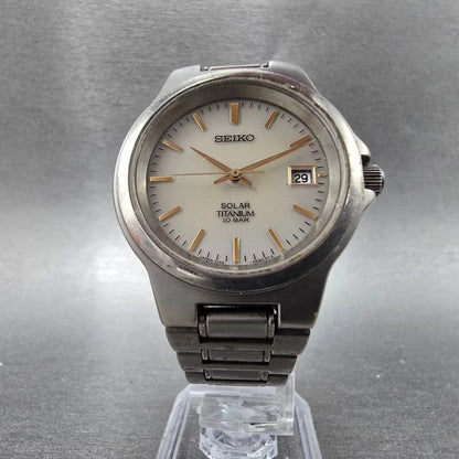 Seiko Solar Watch Men 35mm Gray Dial Titanium Date Round V145-0D60 Runs JDM5