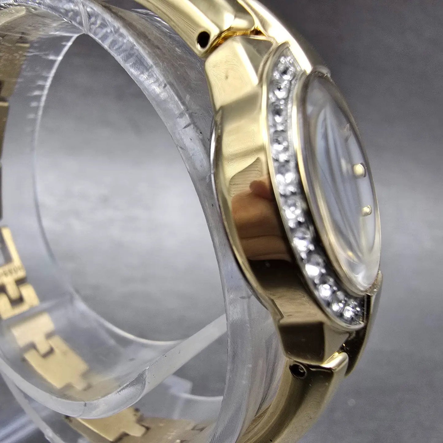 Seiko Solar Watch Women 22mm MOP Dial Gold Tone Round V115-0AW0 Runs Crystals3