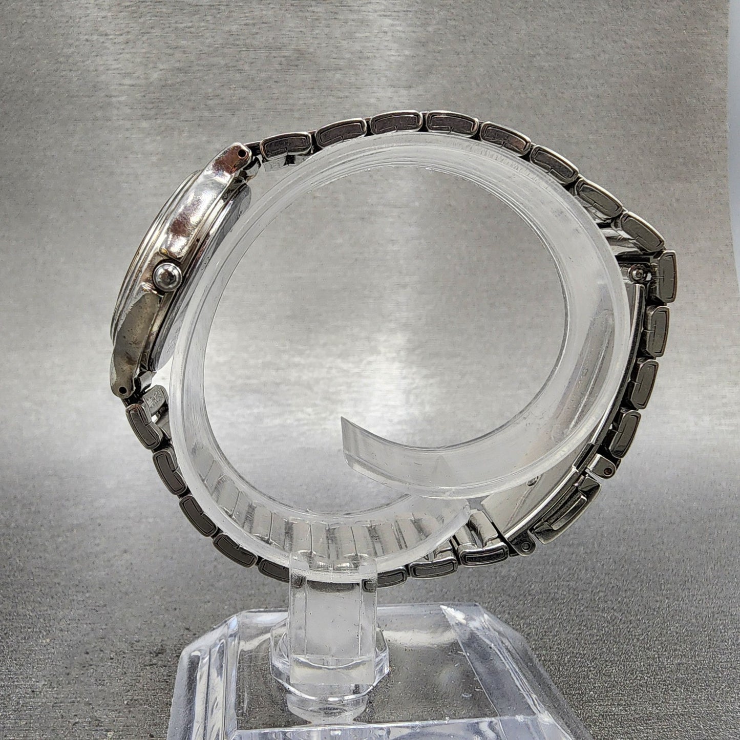 Seiko Solar Watch Women 28mm MOP Dial Two Tone Date Round V1820C70 Runs B12346