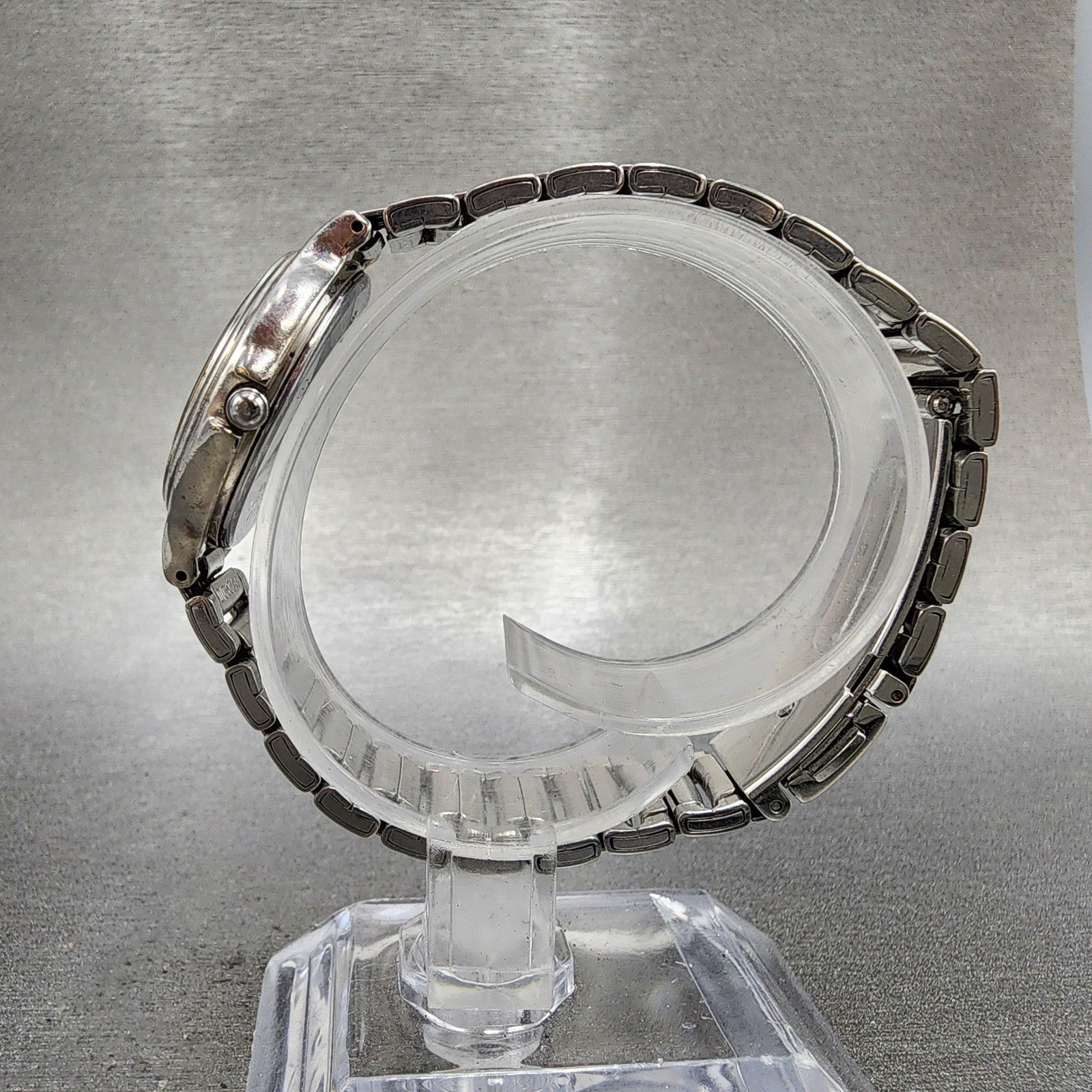 Seiko Solar Watch Women 28mm MOP Dial Two Tone Date Round V1820C70 Runs B12346