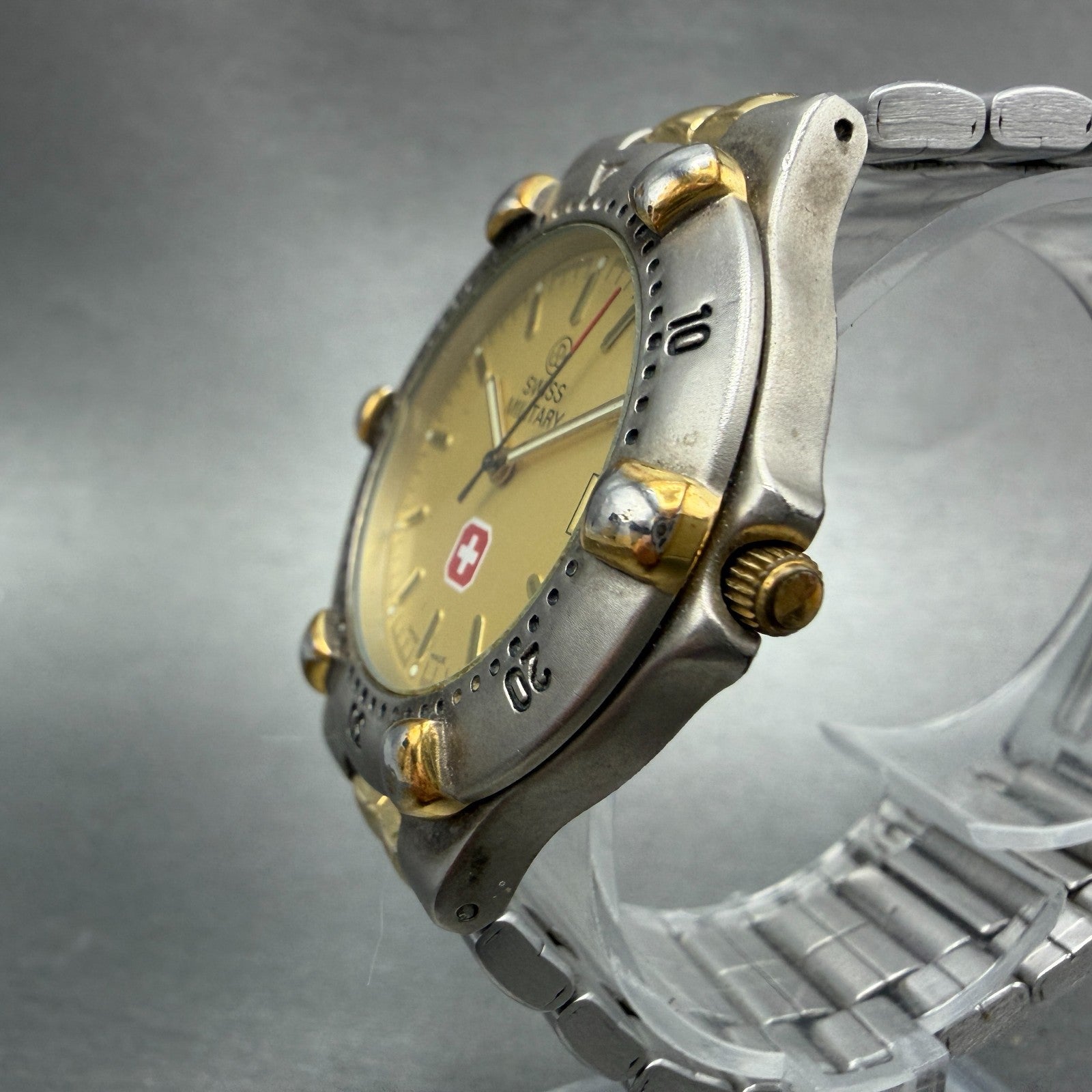 HW Swiss Military Dive Watch Men 37mm Gold Dial Two Tone Date Round New Battery2